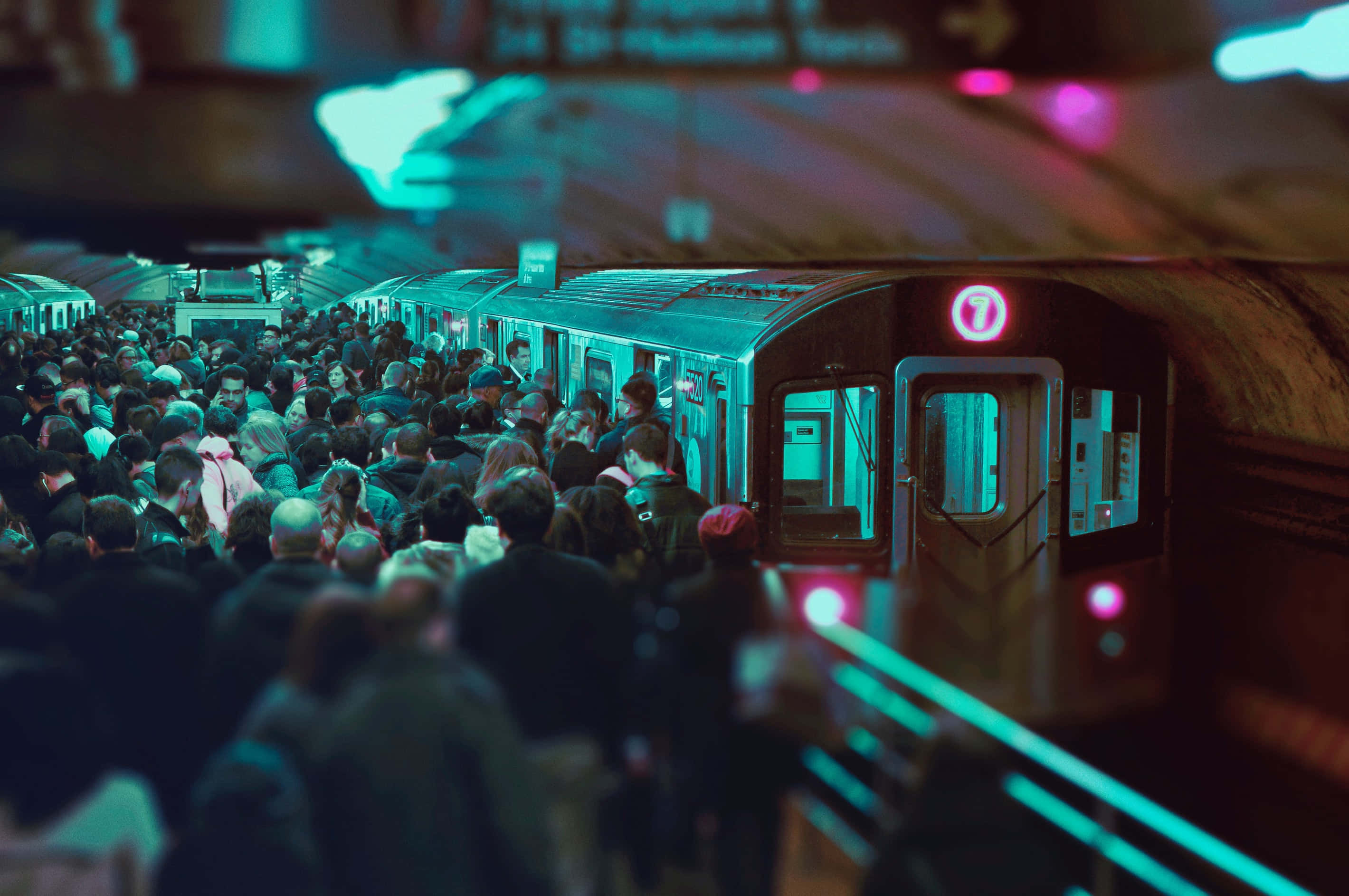 人物 桌布 壁紙 — 人群在霓虹燈下湧向一列地鐵列車，在繁忙的地下車站中。