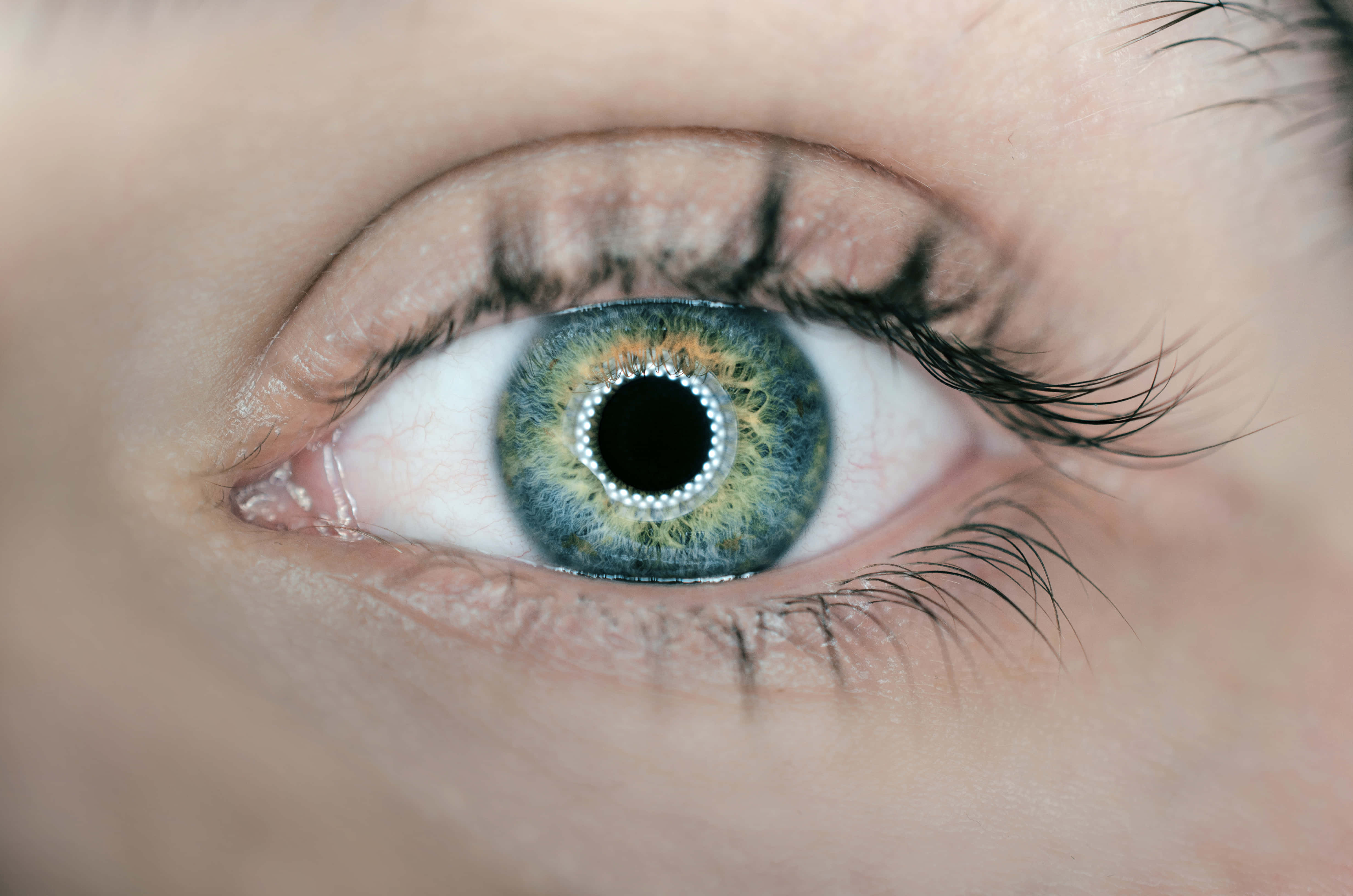Eyes 桌布 壁紙 — 人類眼睛的極端特寫，帶有鮮豔的綠色虹膜和詳細的睫毛，背景為柔和的膚色。