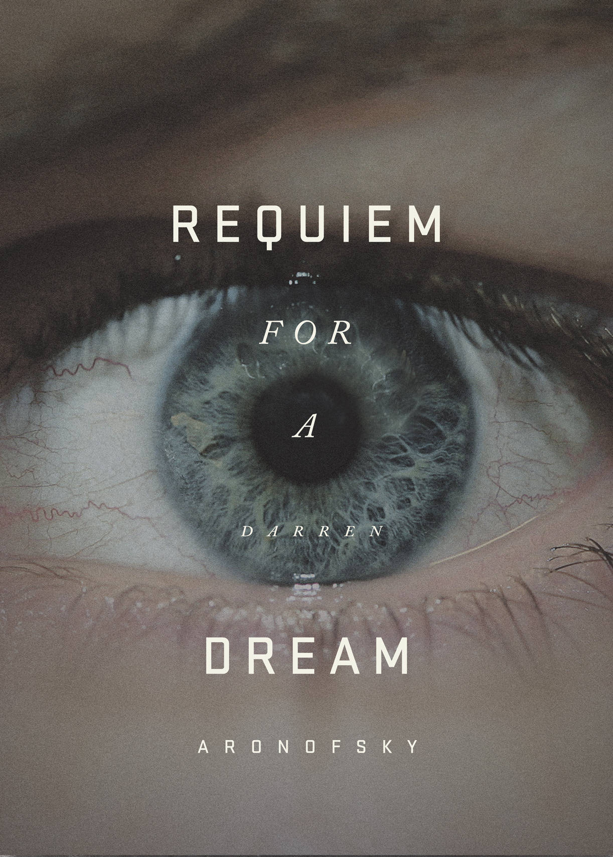 電影動圖 桌布 壁紙 — 人類眼睛的特寫，上面覆蓋著文字「Requiem for a Dream」。