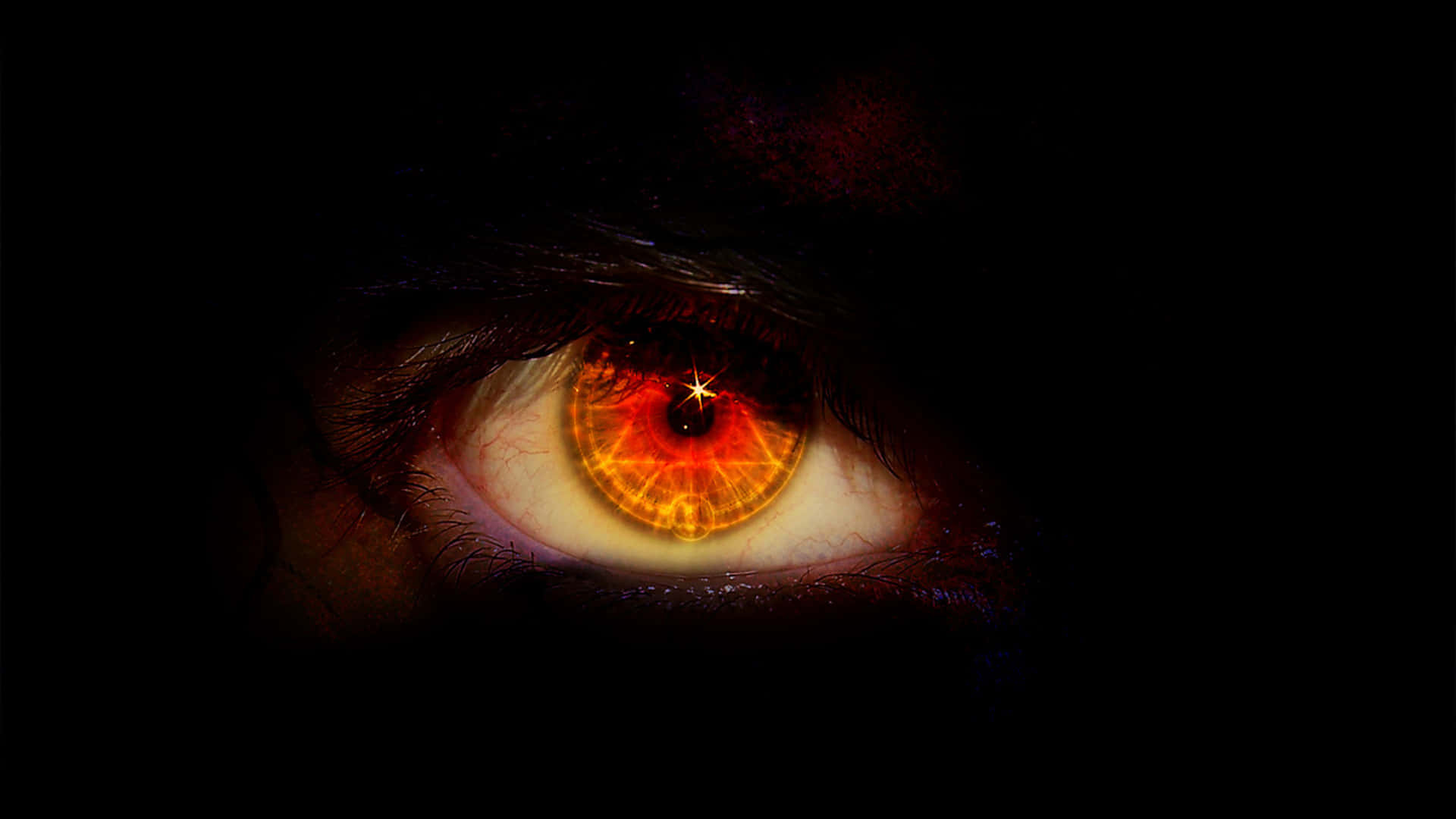 Eye 桌布 壁紙 — 人類眼睛的特寫，在漆黑背景中散發出火熱的橙色和紅色光芒。