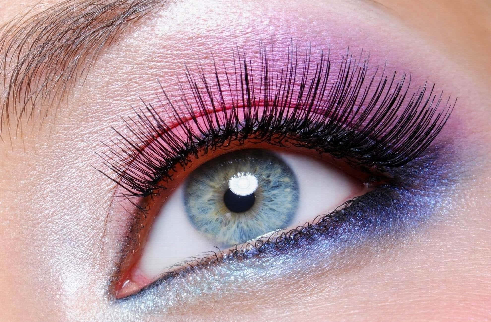 Pink Makeup 桌布 壁紙 — 人類眼睛的特寫，帶有戲劇性的粉紅色和藍色閃粉眼影和長長的黑色睫毛。