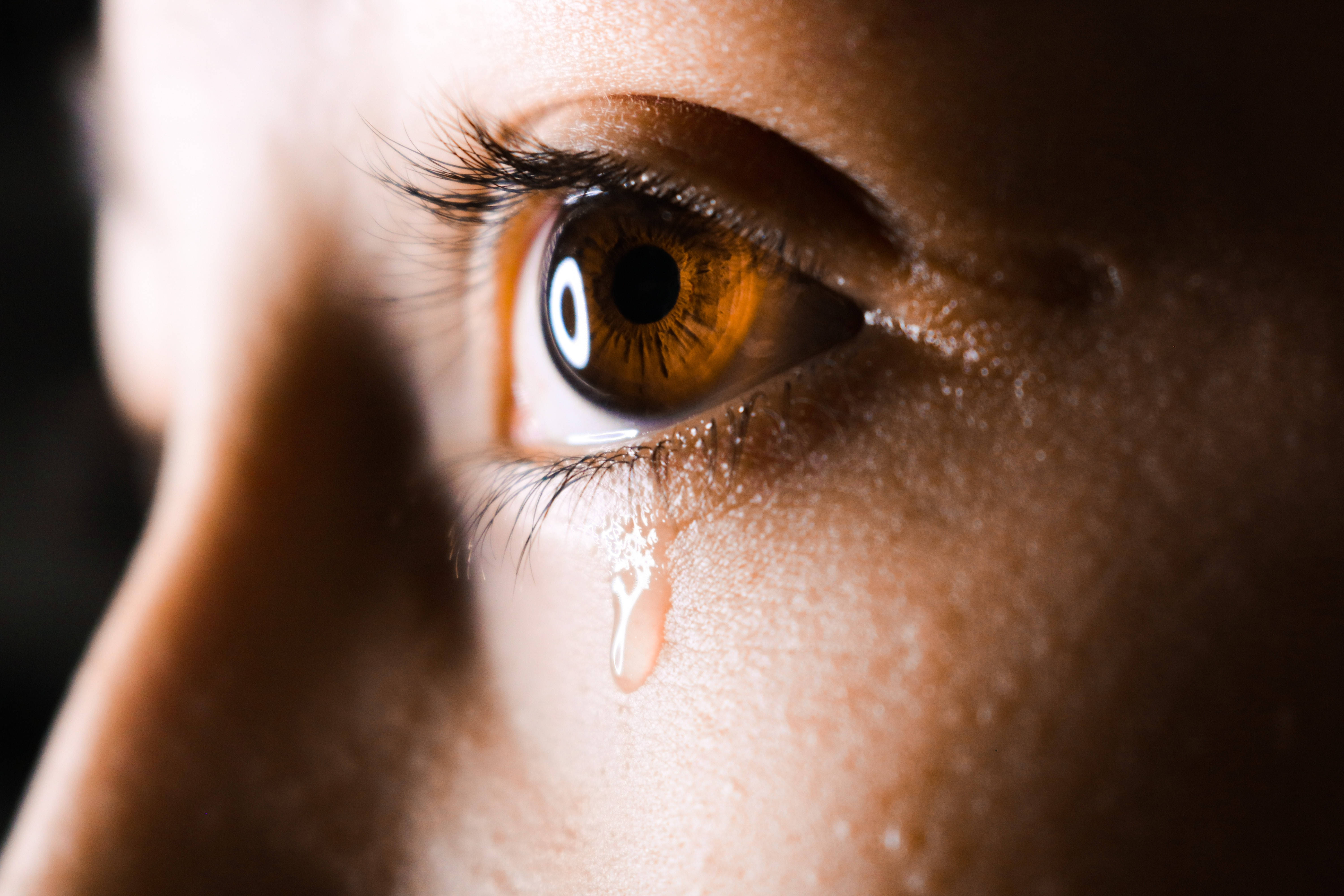 So Sad 桌布 壁紙 — 人類眼睛的特寫，淚水順著臉頰流下，背景為深色。