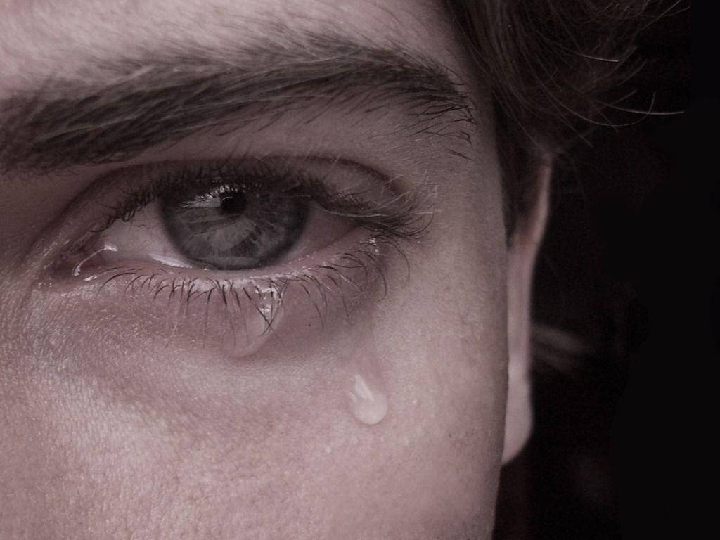 crying sad boy 桌布 壁紙 — 人類眼睛的特寫，淚水順著臉頰流下，背景為深色。