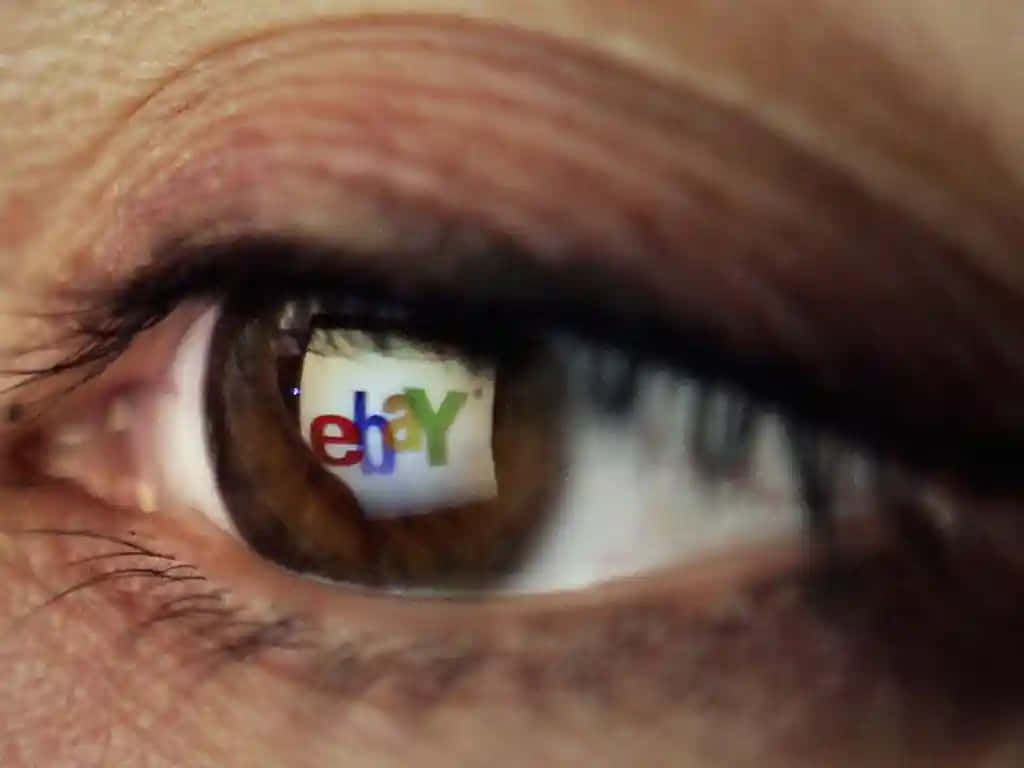 標誌 桌布 壁紙 — 人類眼睛的特寫，虹膜中反射出色彩繽紛的eBay標誌。
