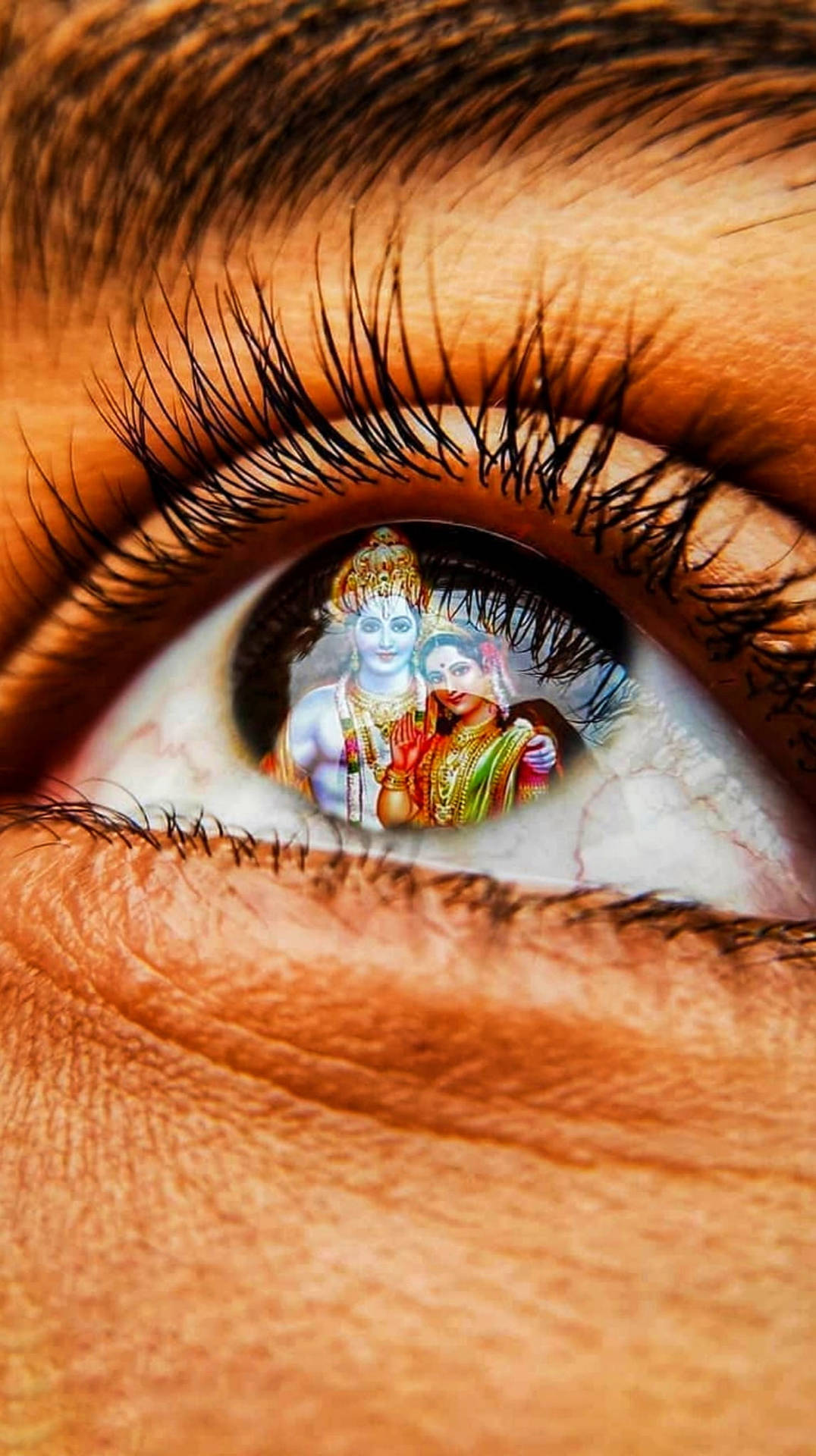 眼睛特寫，反射出穿著色彩繽紛服飾的印度教神祇。 — 萬福瑪哈拉賜福高清壁紙 壁紙