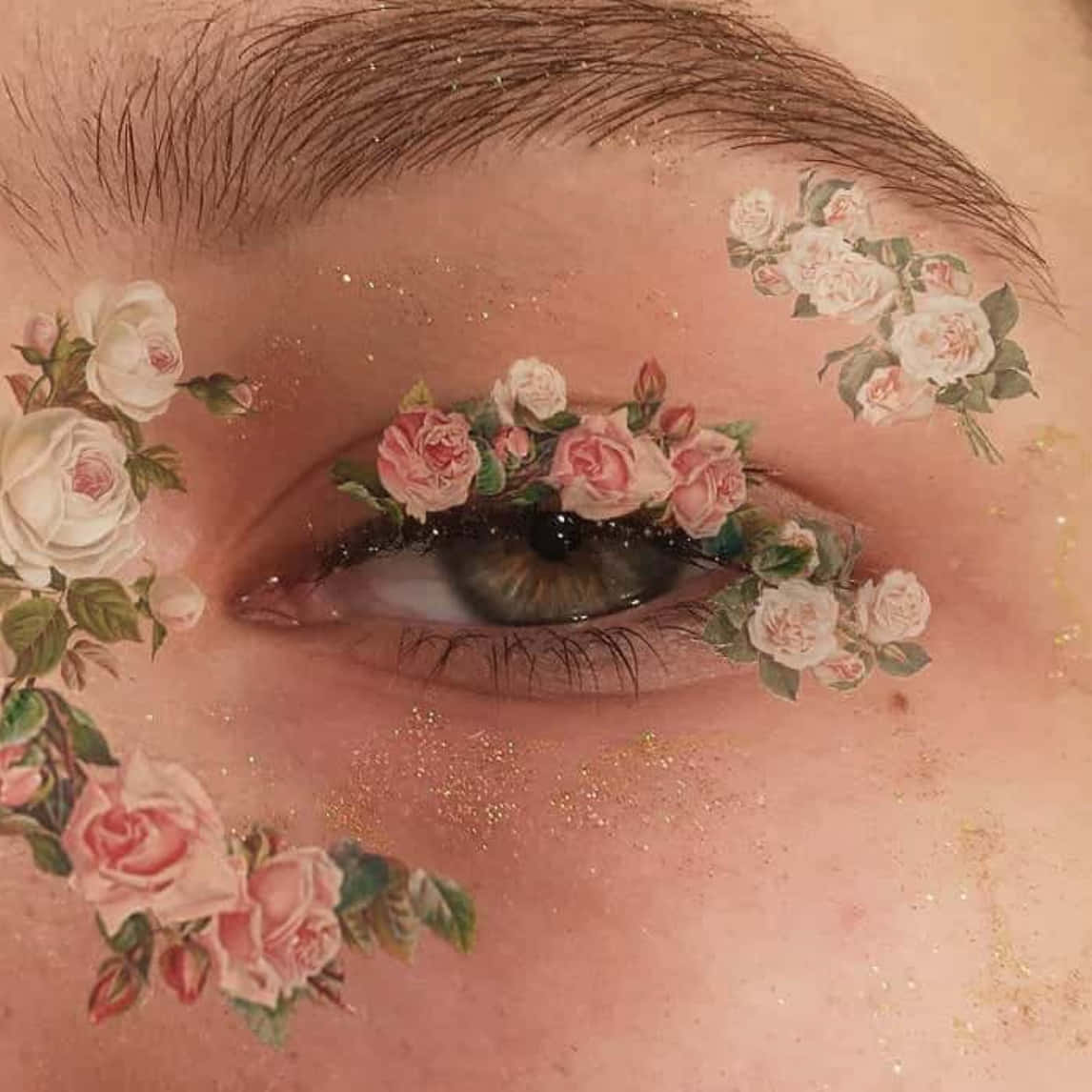 Cute Aesthetic Profile 桌布 壁紙 — 人類眼睛的特寫，飾有精緻的粉紅色和白色玫瑰插圖以及閃閃發光的金色亮粉。