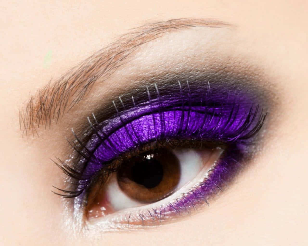 Purple Eye Shadow 桌布 壁紙 — 人類眼睛的特寫，飾有閃爍的紫色閃粉眼影和戲劇性的黑色睫毛。