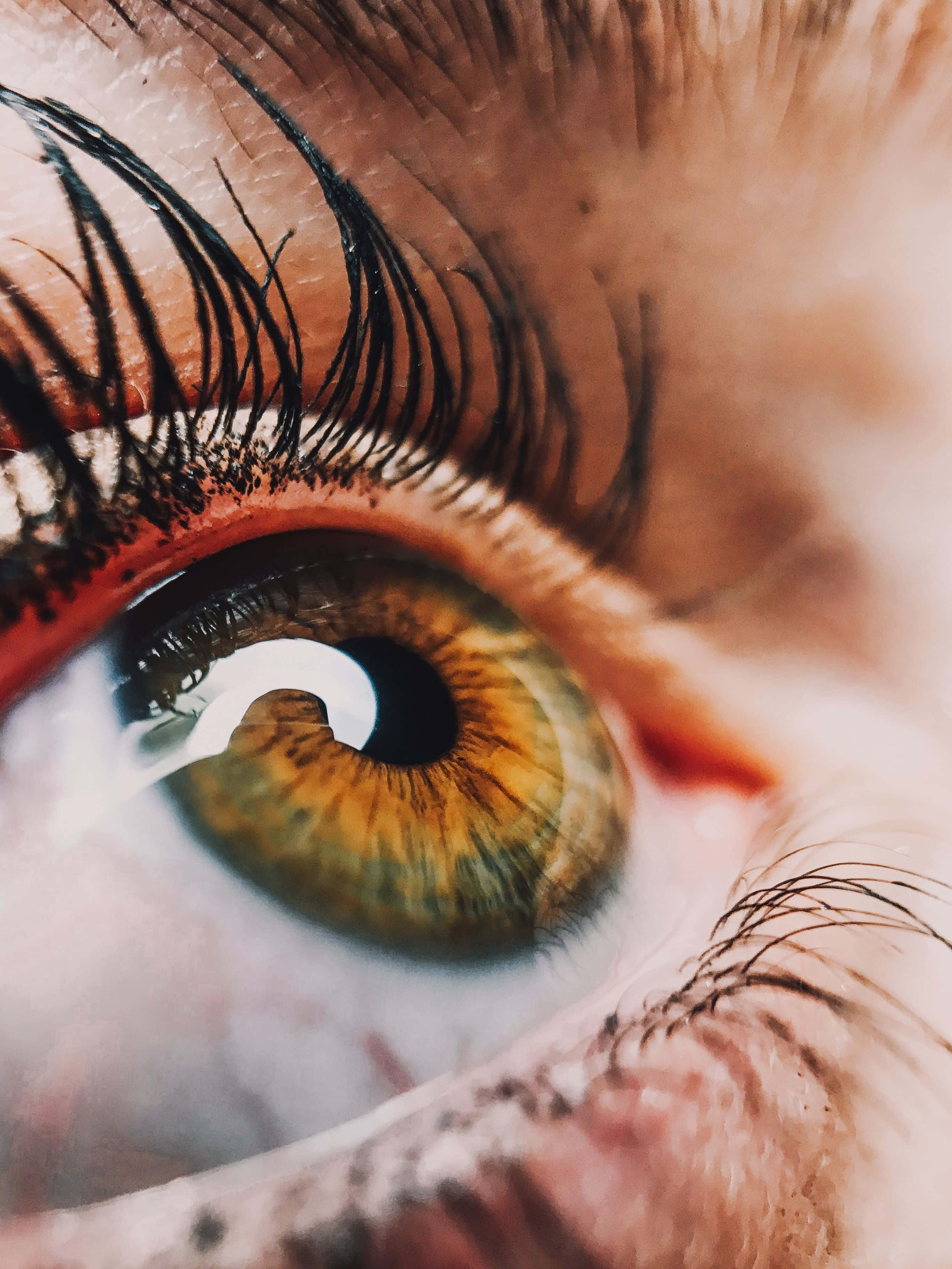 Eyes 桌布 壁紙 — 人類眼睛的超現實特寫，帶有充滿活力的綠褐色虹膜和長長的深色睫毛。