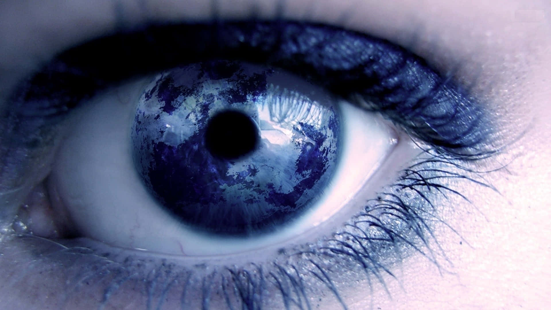 Eyeball 桌布 壁紙 — 人類眼睛的超現實特寫，虹膜中反射出一顆藍白相間的行星。