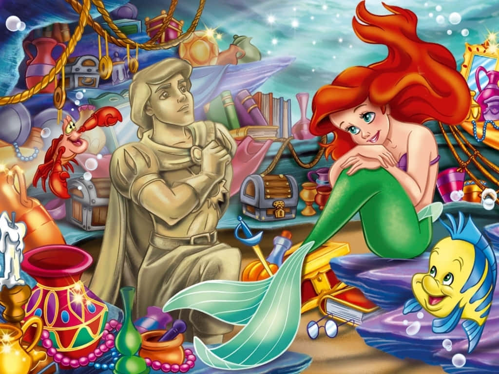 愛麗兒 桌布 壁紙 — 人魚公主艾莉兒（Ariel）擁有飄逸的紅髮，坐在艾瑞克王子（Prince Eric）旁邊，在一個充滿寶藏的水底洞穴中，小比目魚（Flounder）和賽巴斯丁（Sebastian）在附近。