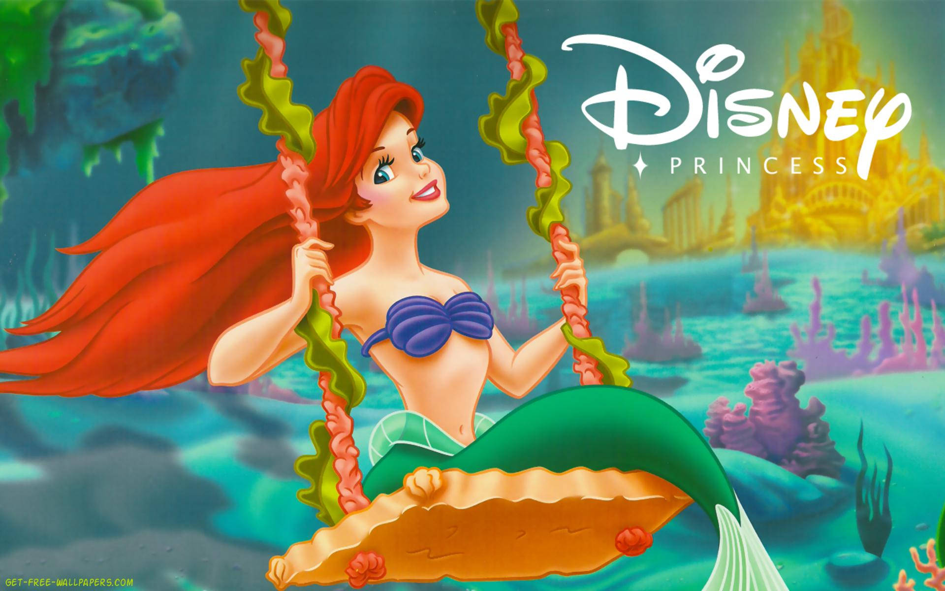 The Little Mermaid 桌布 壁紙 — 人魚公主艾莉爾一頭飄逸紅髮，在發光的水下城堡下方快樂地盪著海藻繩索。
