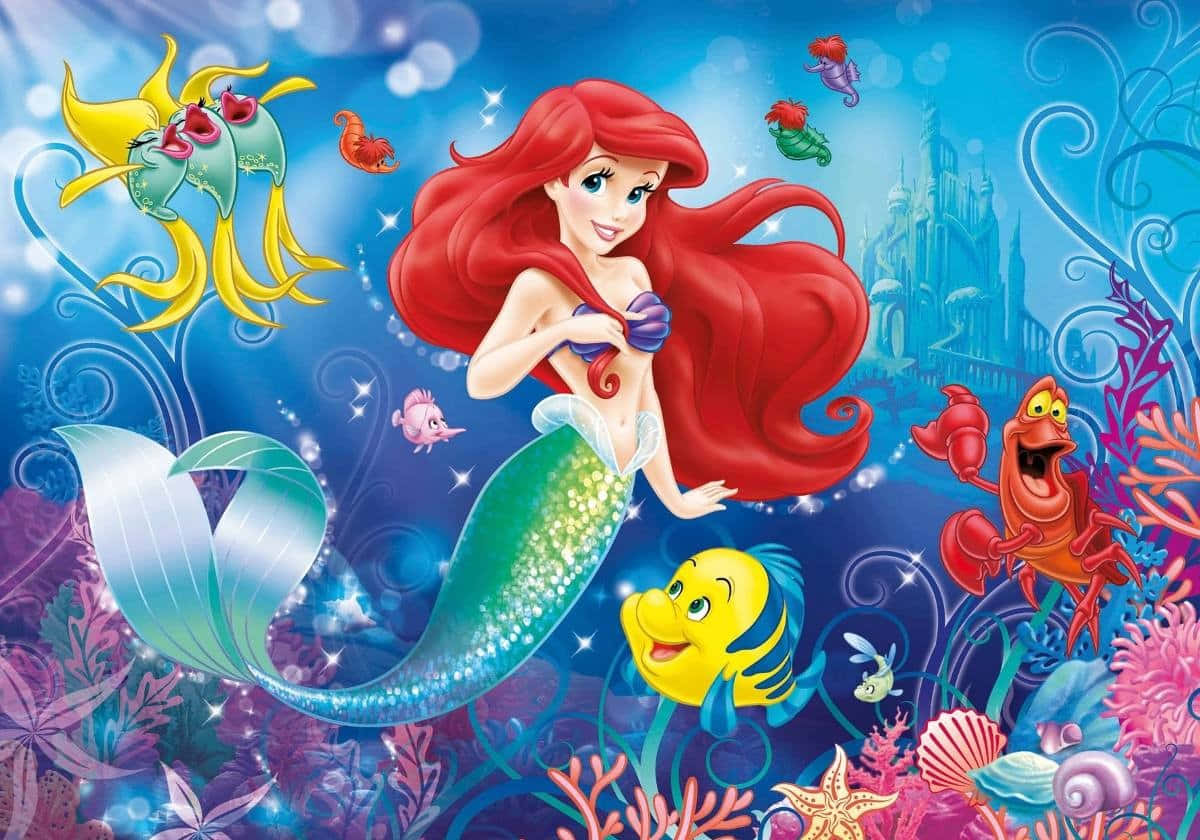 little mermaid 桌布 壁紙 — 人魚公主艾莉爾擁有一頭飄逸的紅髮，在色彩繽紛的珊瑚和海洋生物中微笑，置身於充滿活力的海底王國。