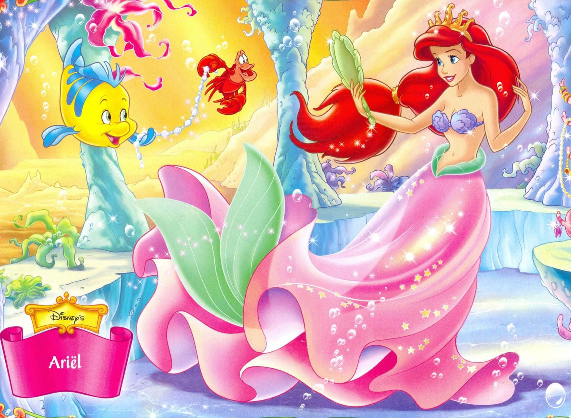 美人魚 桌布 壁紙 — 人魚公主艾莉爾穿著粉紅色長裙，在陽光照射的水底洞穴中微笑著拿著貝殼鏡子，小比目魚和賽巴斯丁在附近。