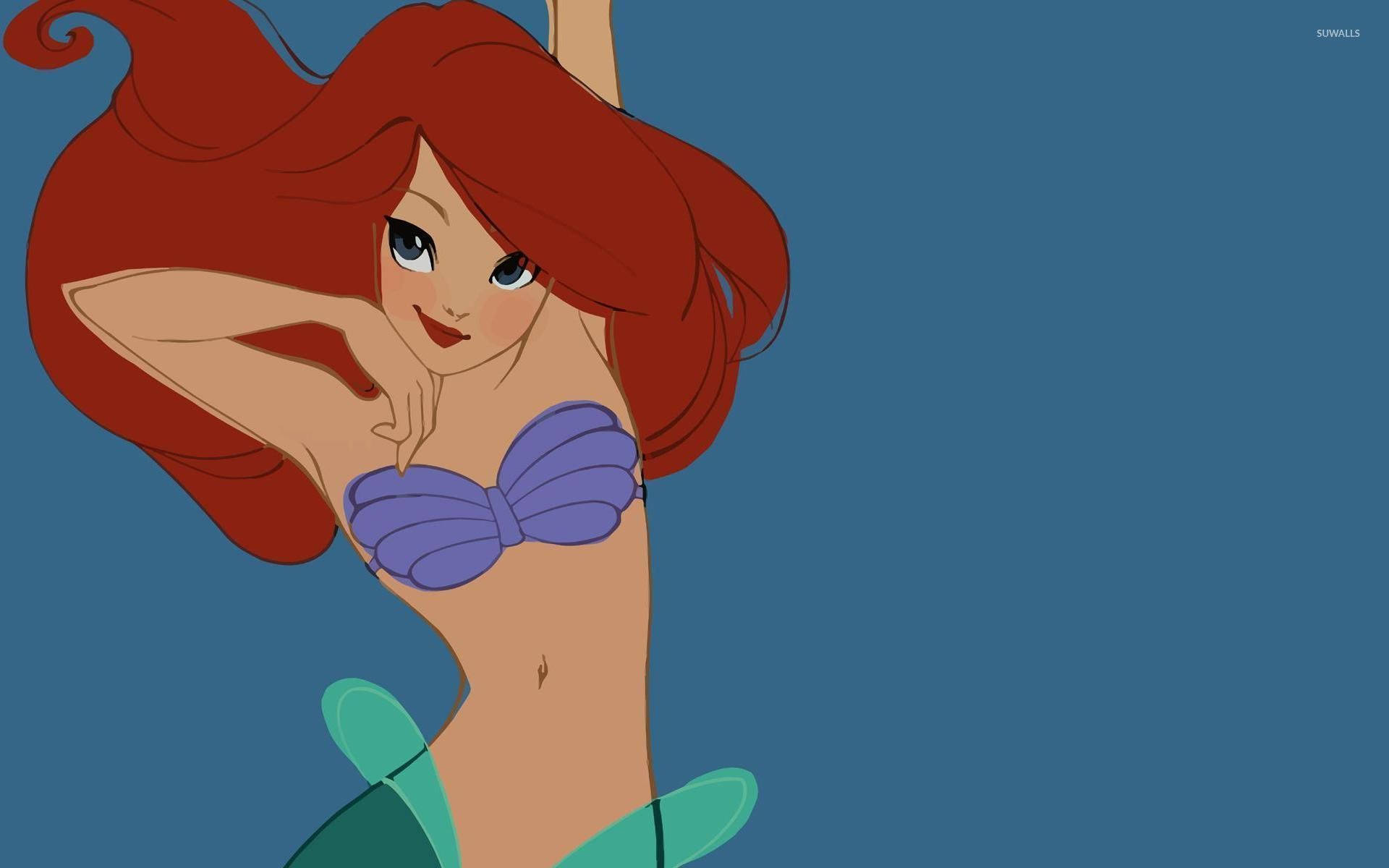 The Little Mermaid 桌布 壁紙 — 人魚艾莉爾（Ariel）擁有飄逸的紅髮和紫色貝殼上衣，在純藍色背景上微笑。