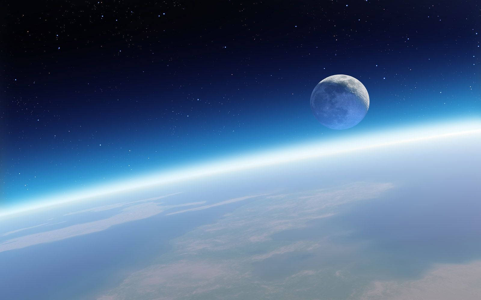 地球彎曲地平線在大氣光中閃耀，襯托著繁星點點的天空和突出的月亮。 — 4K 地球 壁紙