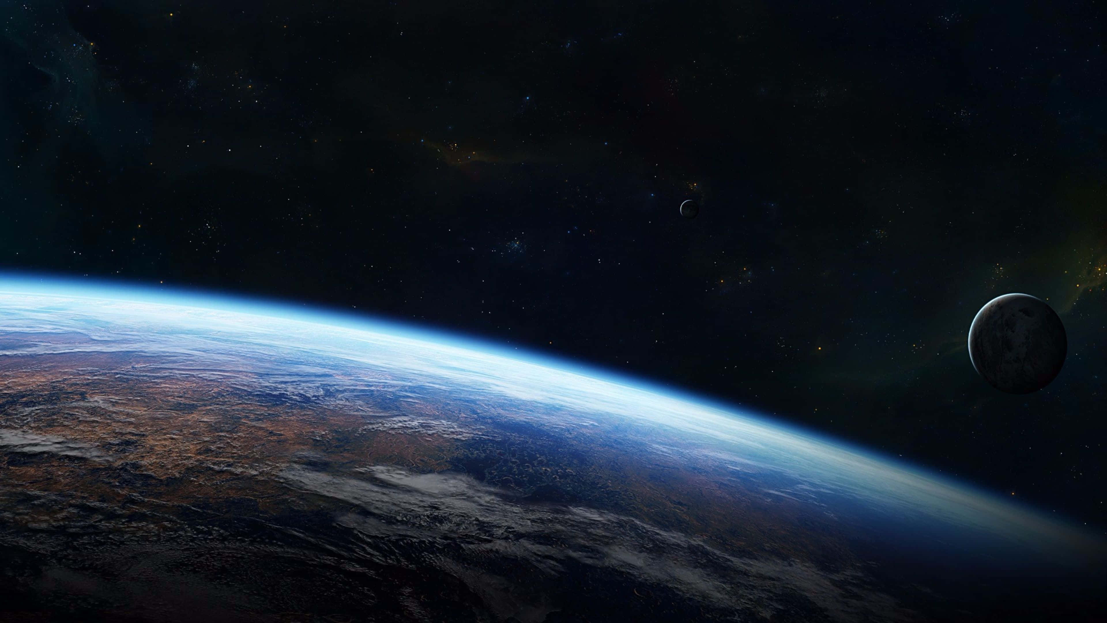 4K 太空 桌布 壁紙 — 令人嘆為觀止的地球彎曲地平線景觀，在黑暗的星空宇宙中散發著藍色大氣的光芒，附近有月亮。