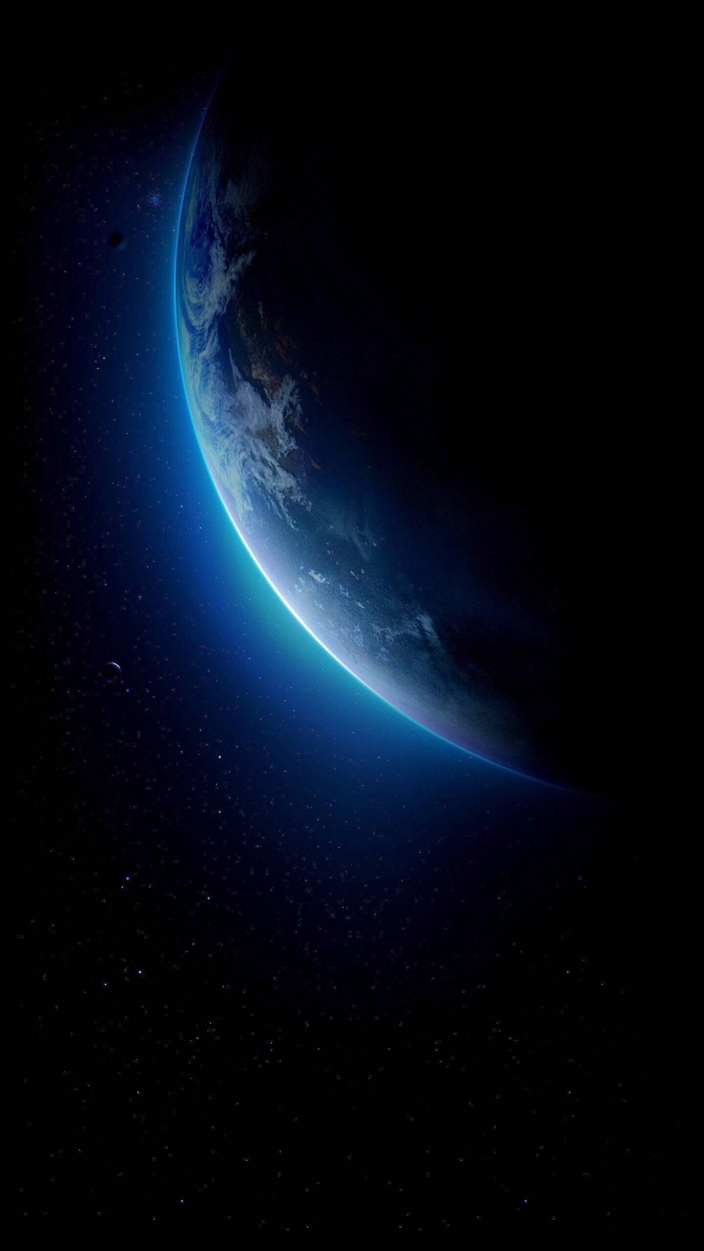 Screen 桌布 壁紙 — 令人嘆為觀止的地球彎曲地平線景觀，在佈滿星星的黑色虛空中散發著藍色大氣光芒。