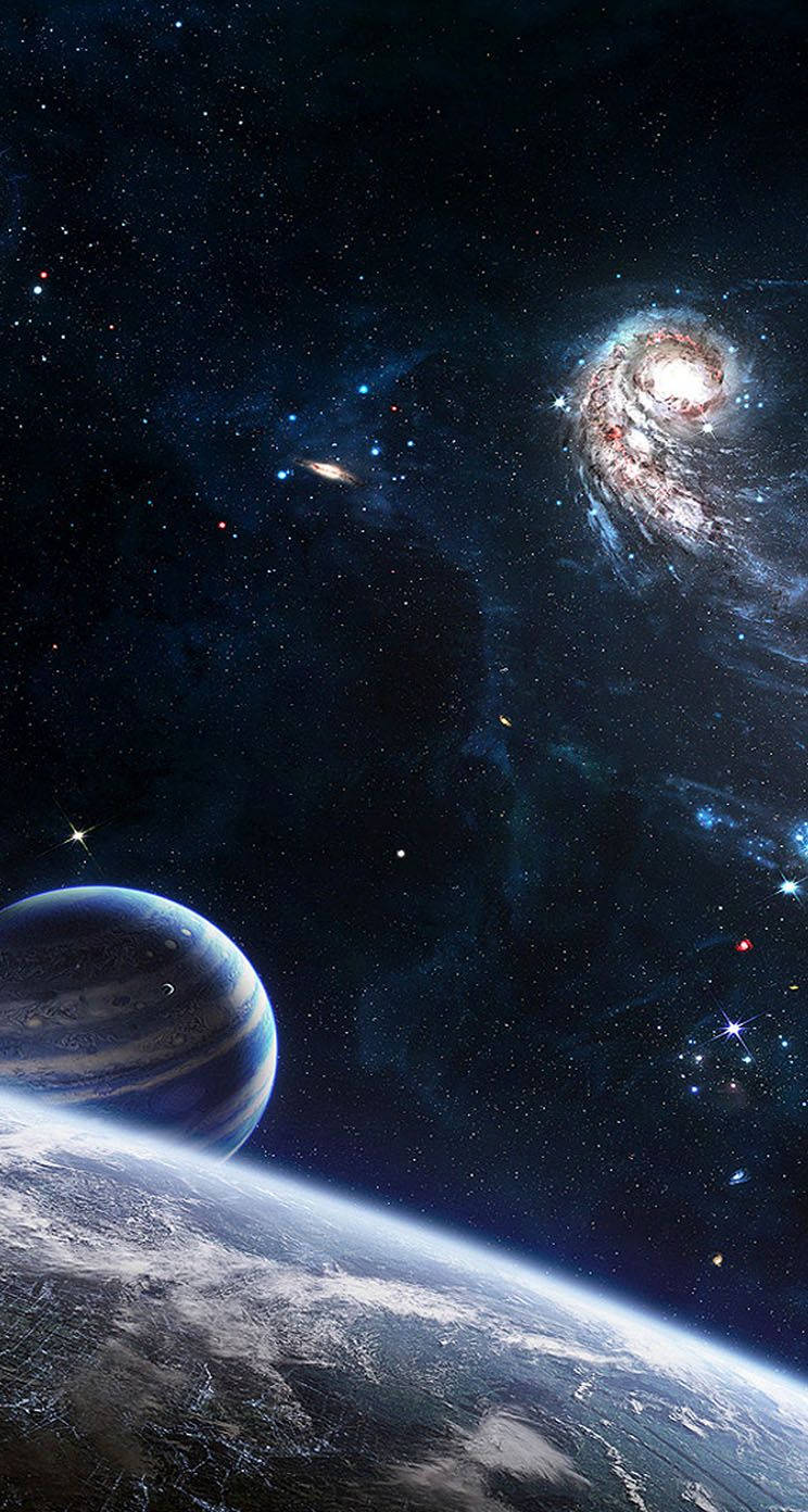 外太空 桌布 壁紙 — 令人嘆為觀止的地球彎曲地平線景觀，伴隨著一顆氣體巨星和一個螺旋星系在廣闊的宇宙夜晚中發光。