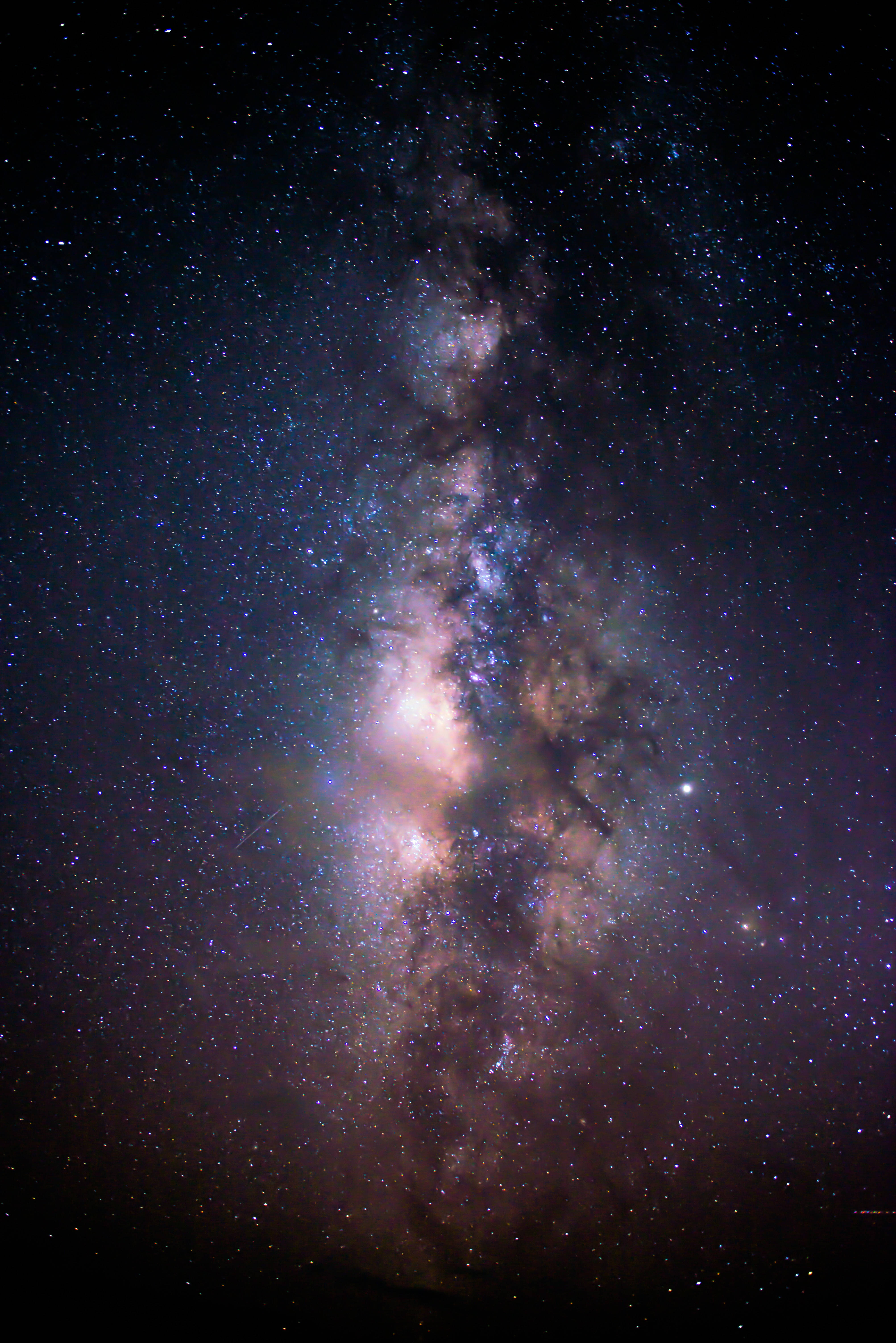 no way 桌布 壁紙 — 令人嘆為觀止的垂直視角，銀河系在繁星點點的夜空中散發出粉紅色和藍色的星雲光芒。