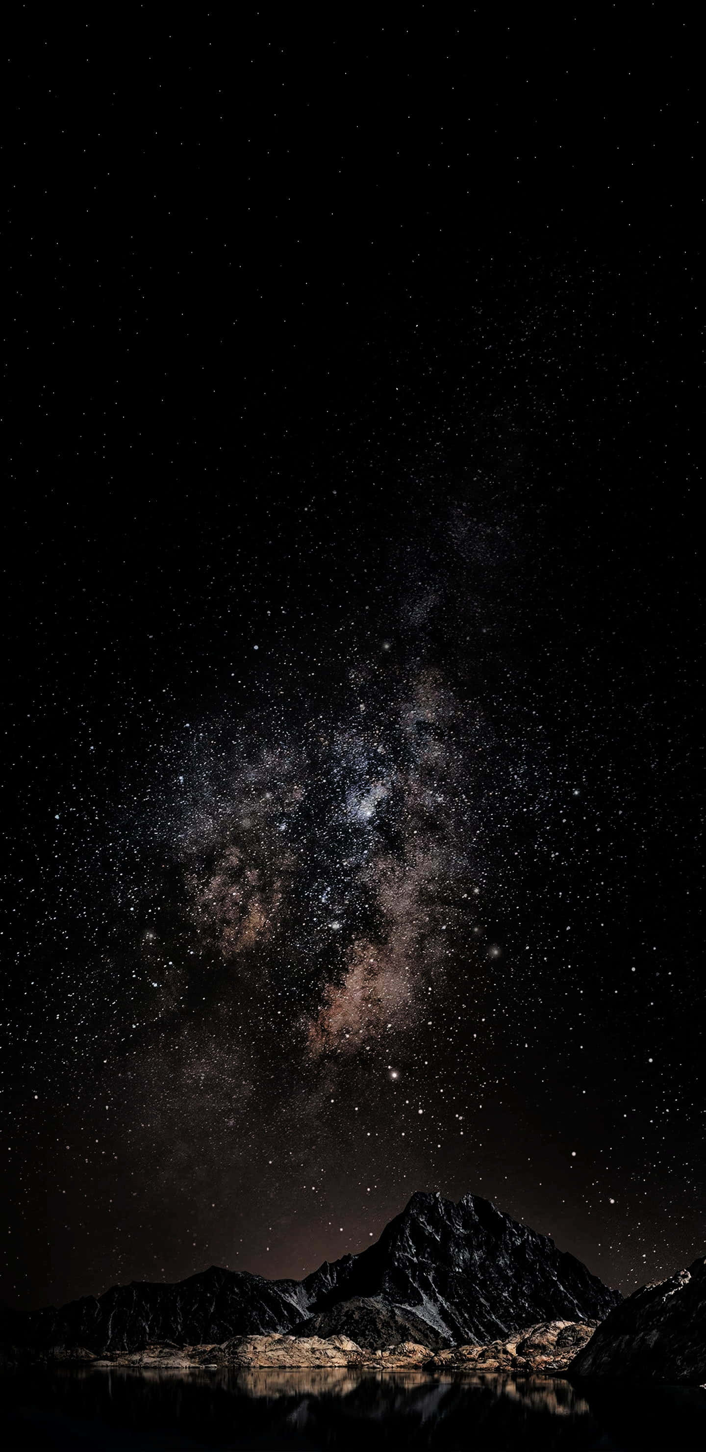 4K 桌布 壁紙 — 令人嘆為觀止的夜空，佈滿無數星辰，銀河在平靜水面倒映的黑暗山脈上空拱起。