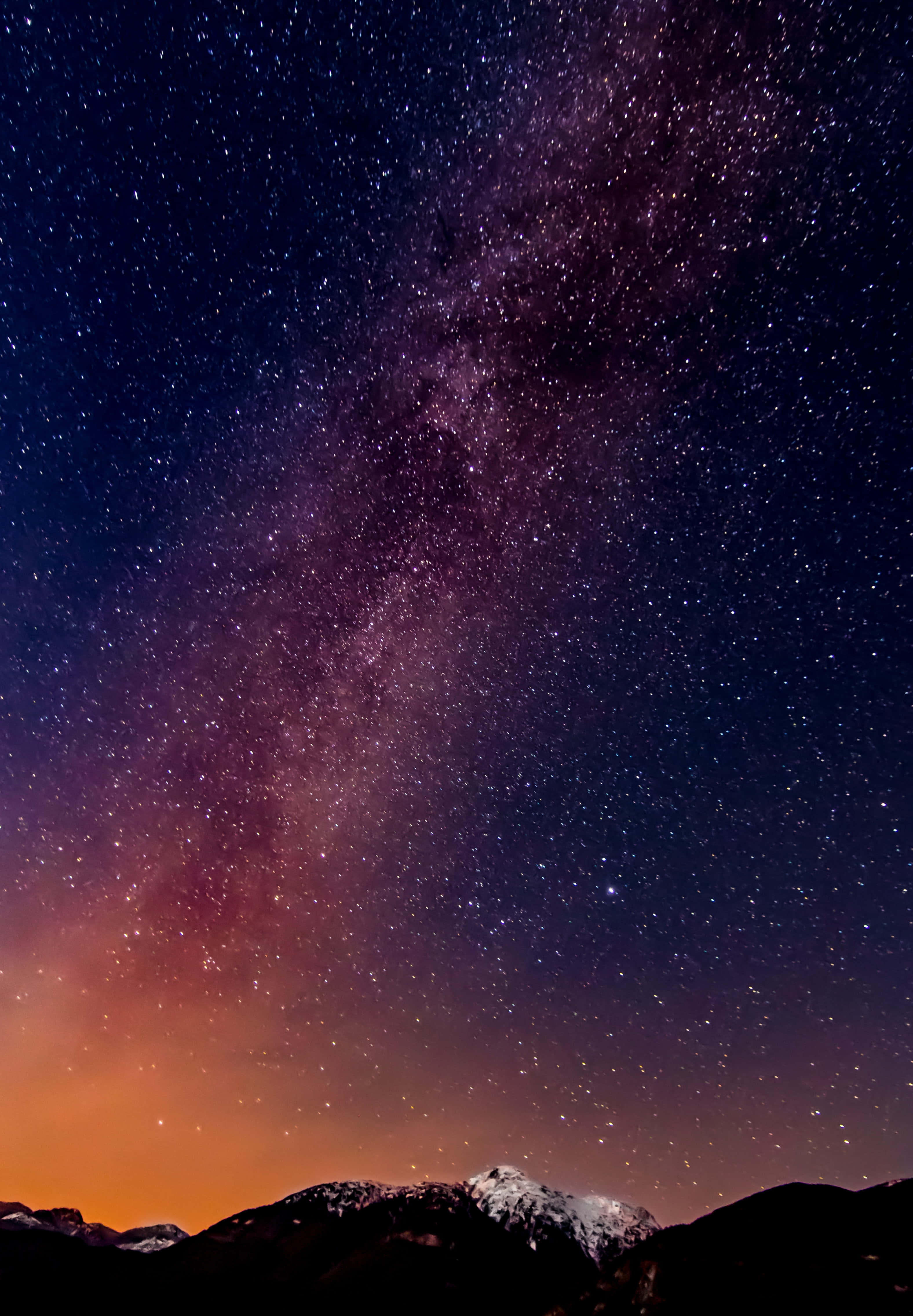 夜空 桌布 壁紙 — 令人嘆為觀止的夜空，佈滿繁星，銀河在積雪的山峰上空拱起。