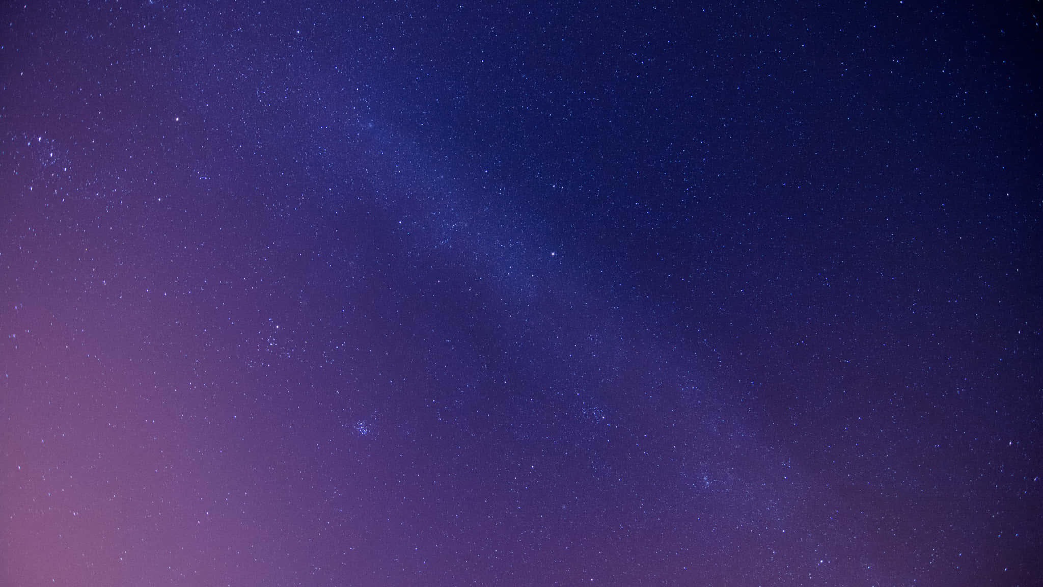 Stars 桌布 壁紙 — 令人嘆為觀止的夜空，充滿無數星星，一條發光的紫藍色銀河橫跨天際。
