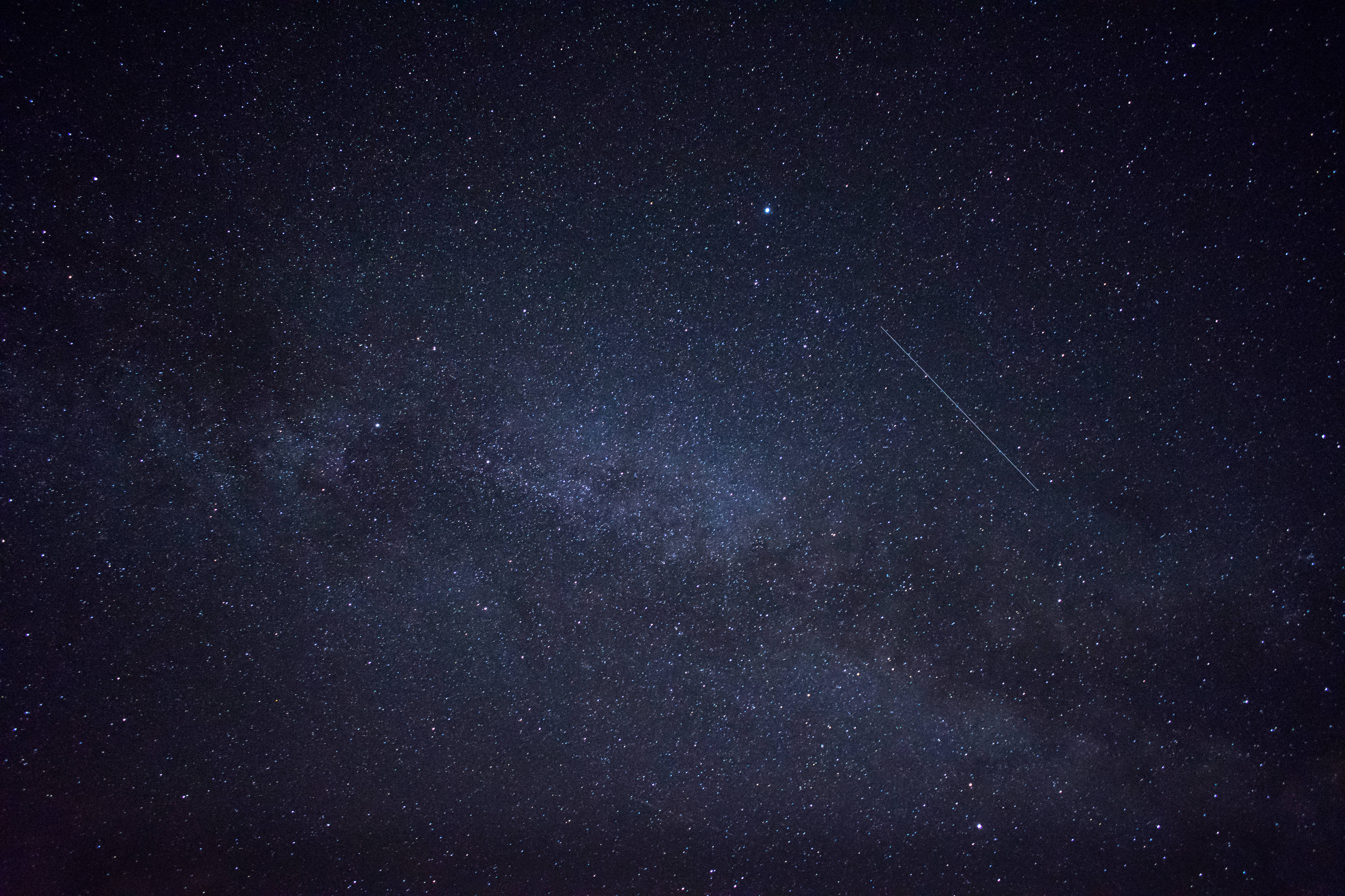 太空 桌布 壁紙 — 令人嘆為觀止的夜空，充滿無數星星和銀河系柔和發光，一顆流星劃過天際。