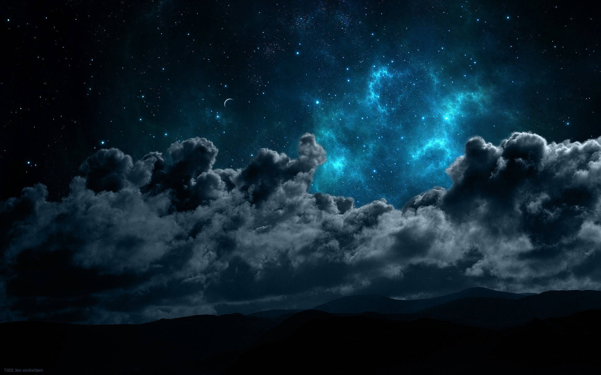 雲朵 桌布 壁紙 — 令人嘆為觀止的夜空，戲劇性的暗雲背後閃耀著鮮豔的藍色星雲，籠罩在剪影般的山脈之上。