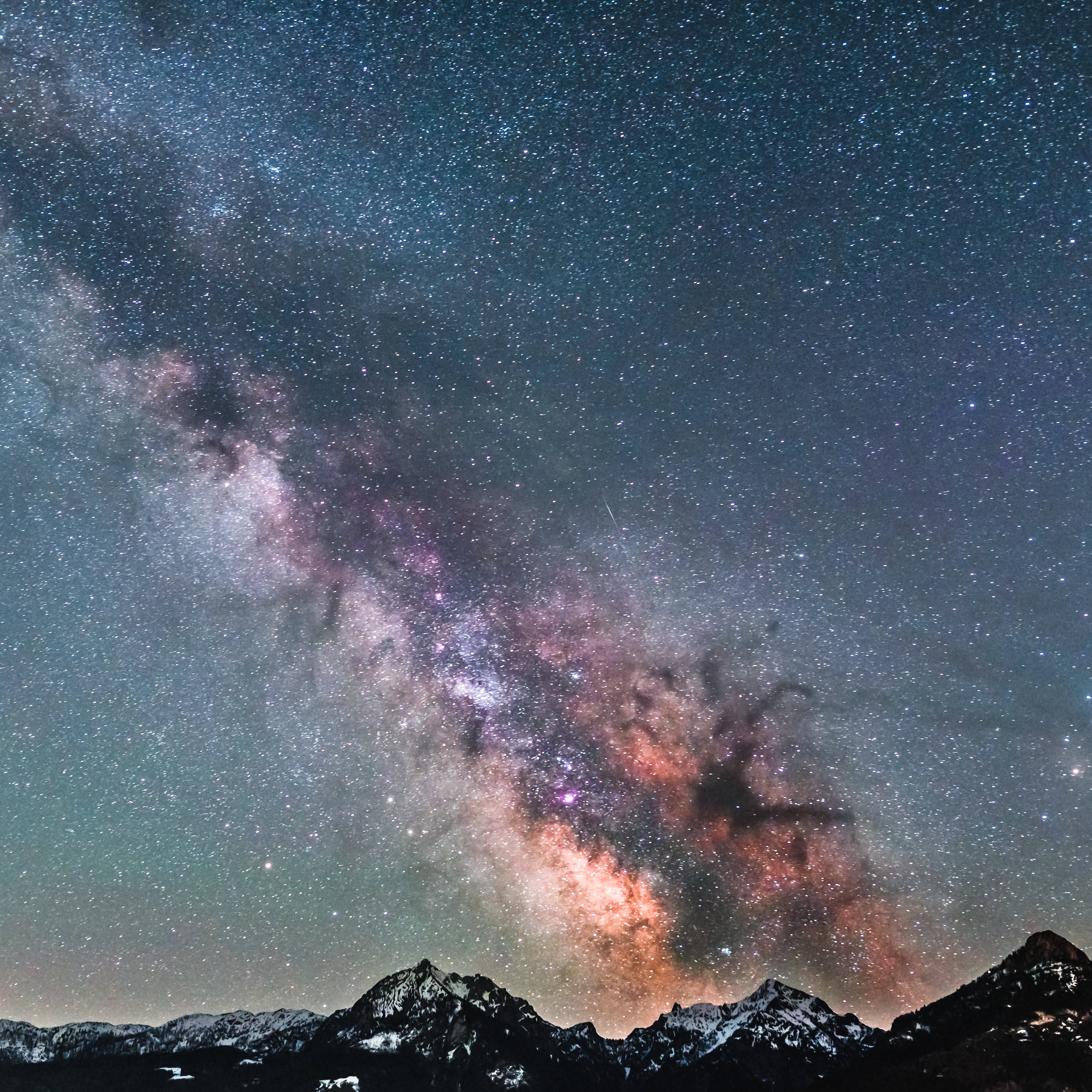 Milky 桌布 壁紙 — 令人嘆為觀止的夜空，滿天繁星和銀河拱跨在積雪的山峰之上。