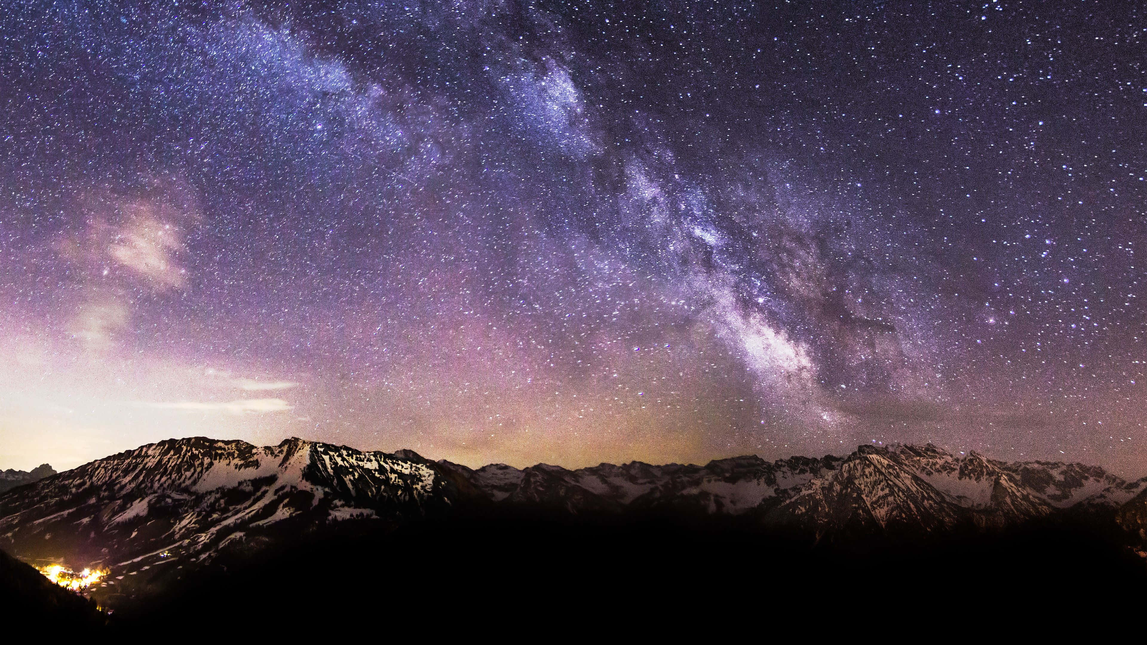Stars 桌布 壁紙 — 令人嘆為觀止的夜空佈滿繁星，銀河在積雪的山峰上拱起，帶有一絲黎明之光。