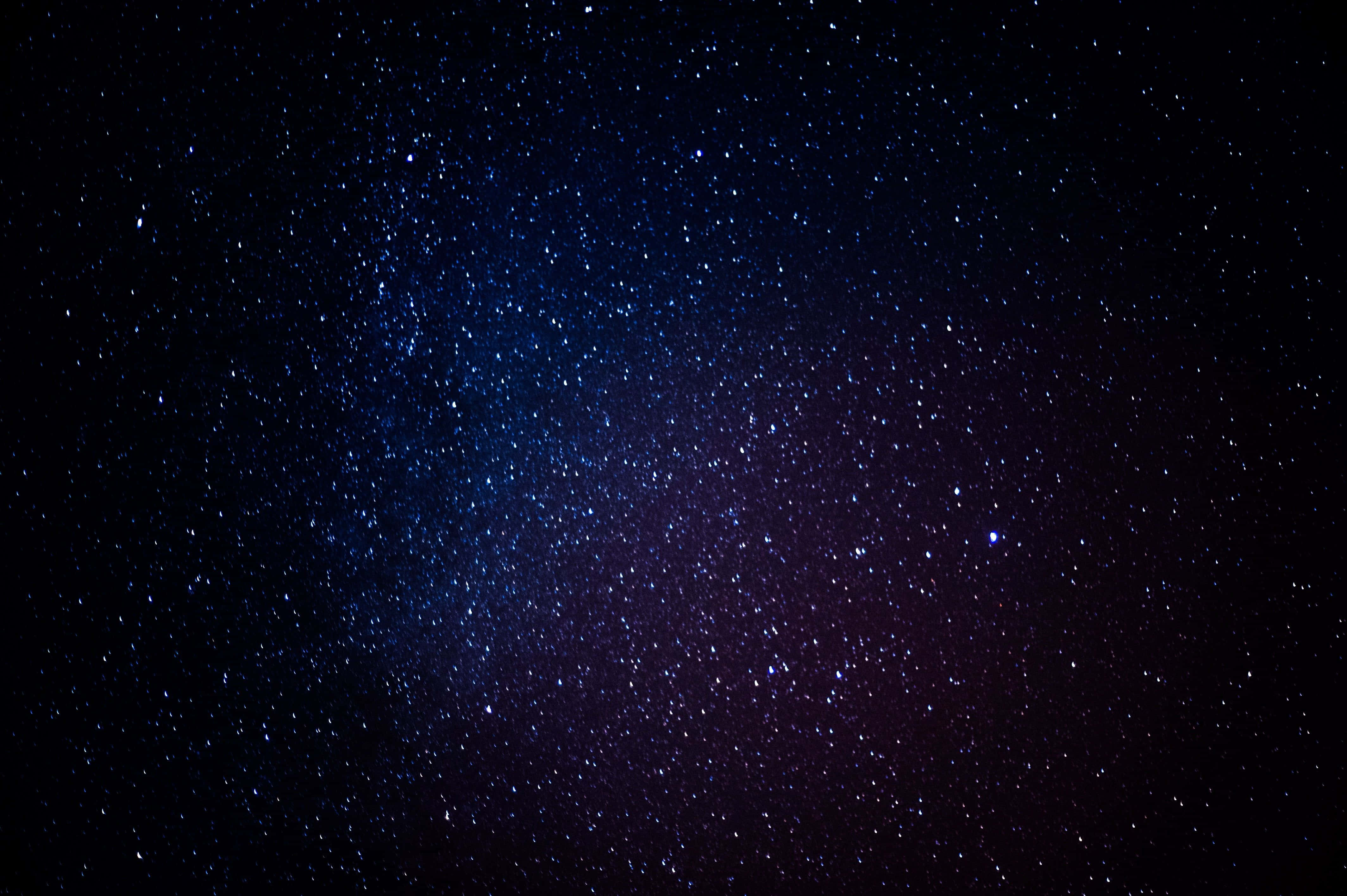 Dark Sky 桌布 壁紙 — 令人嘆為觀止的夜空景觀，充滿無數閃爍的星星，背景是深藍色和紫色的漸變。
