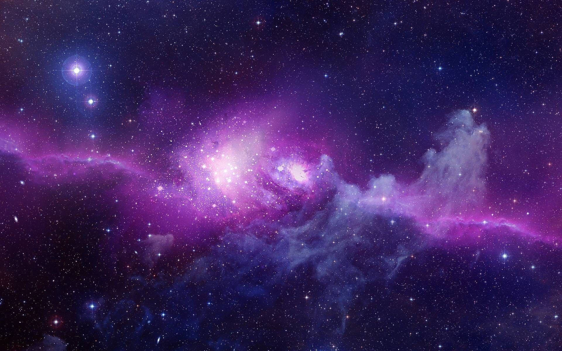 銀河 桌布 壁紙 — 令人嘆為觀止的宇宙星雲景觀，在繁星點點的夜空中散發出充滿活力的紫色和藍色色調。