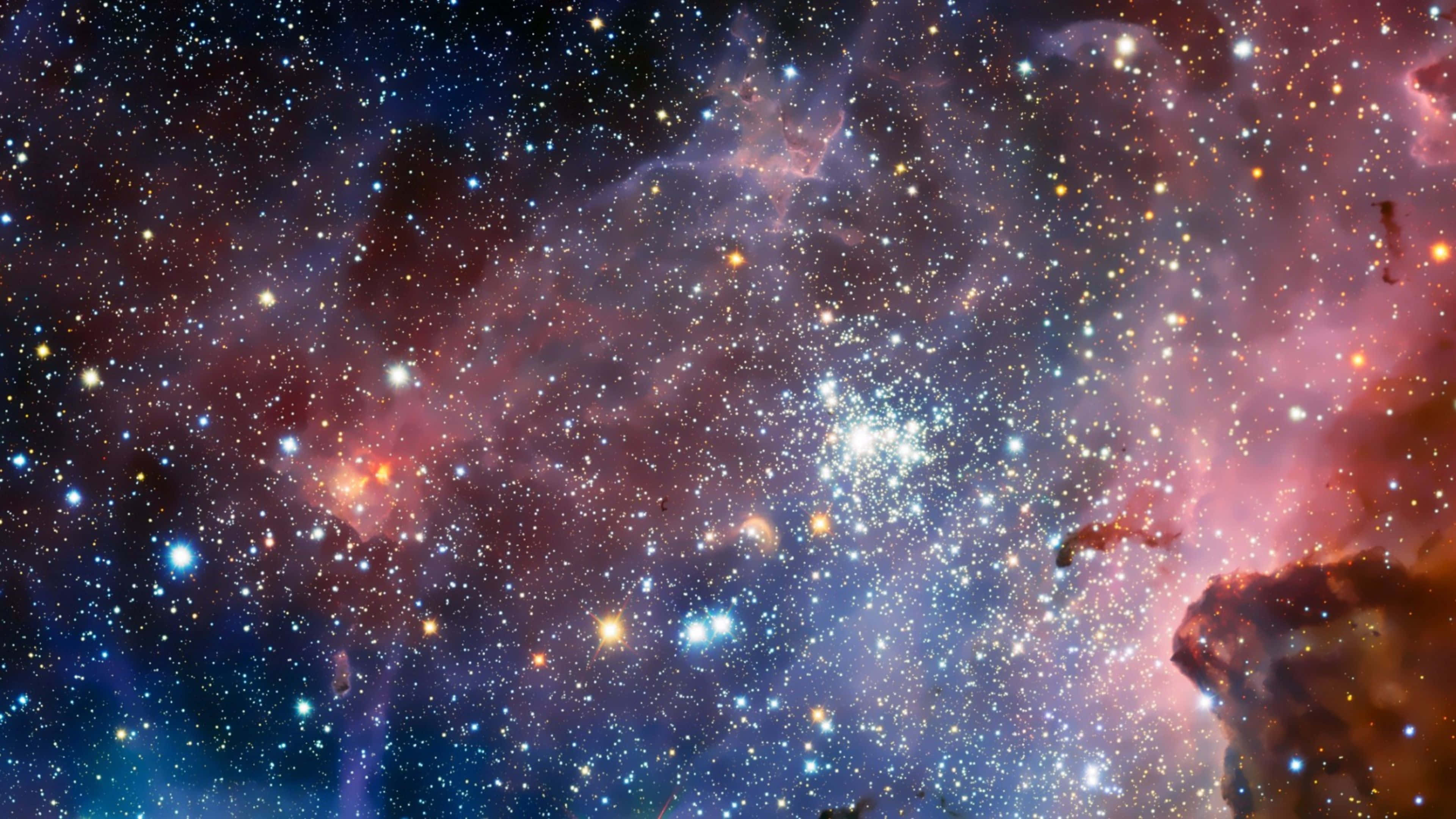 4K 太空 桌布 壁紙 — 令人嘆為觀止的宇宙星雲景觀，散發著粉紅、橙色和藍色色調，點綴著無數閃爍的星星。