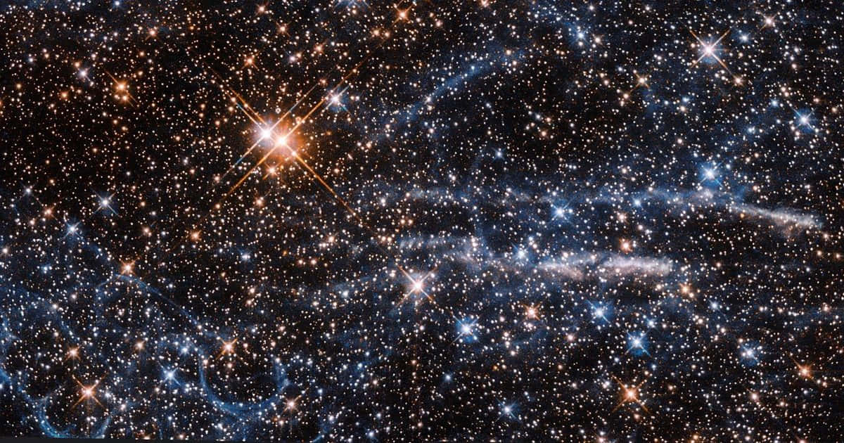 Outerspace 桌布 壁紙 — 令人嘆為觀止的宇宙景觀，充滿無數恆星和發光的藍色星雲，背景是深邃的黑色虛空。