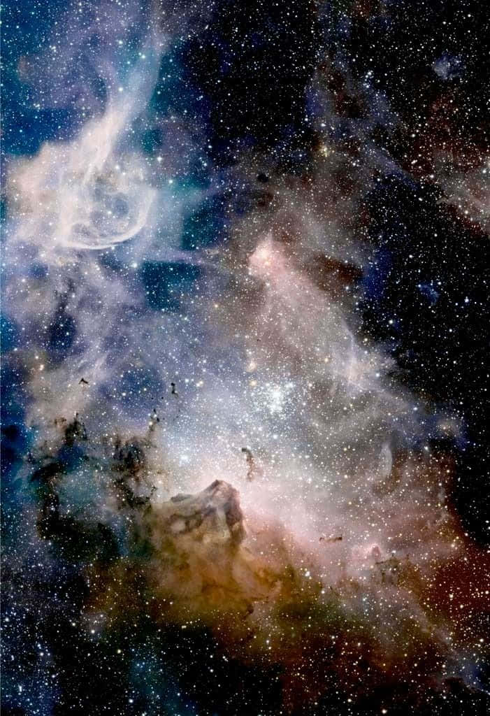 Interstellar Cloud 桌布 壁紙 — 令人嘆為觀止的宇宙景觀，星雲在星空中旋轉，散發出粉紅、藍色和橙色的光芒。