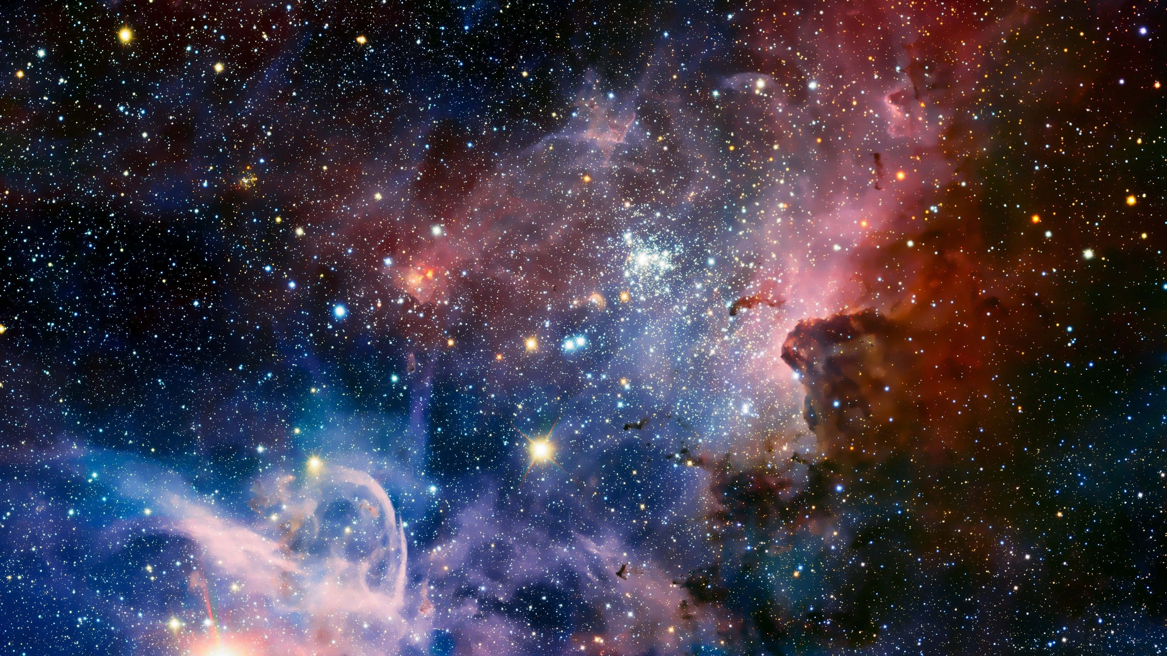 Beautiful Space 桌布 壁紙 — 令人嘆為觀止的宇宙景觀，發光的星雲和無數恆星在深空中旋轉。
