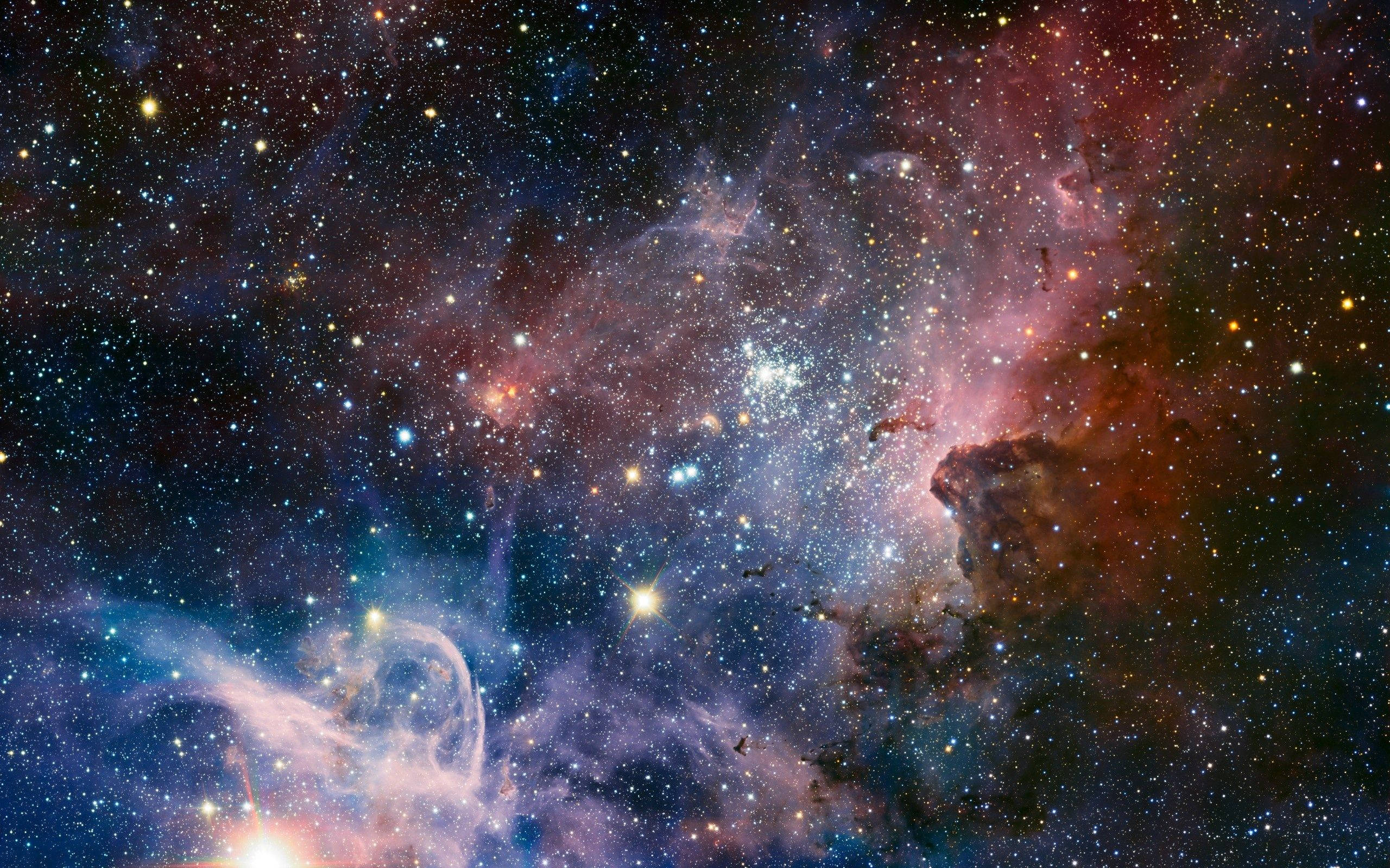 外太空 桌布 壁紙 — 令人嘆為觀止的宇宙景象，發光的星雲和無數恆星在深空中旋轉。