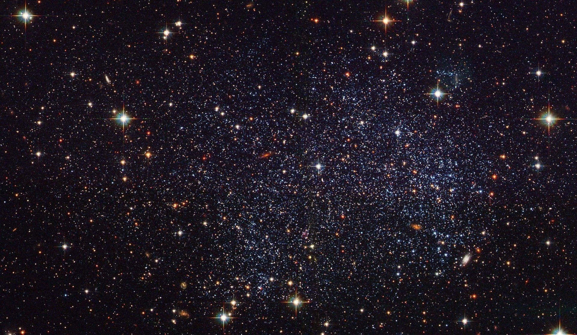桌布 壁紙 — 令人嘆為觀止的密集星場景象，無數閃爍的星星和微妙的星雲在深邃的黑色宇宙中發光。