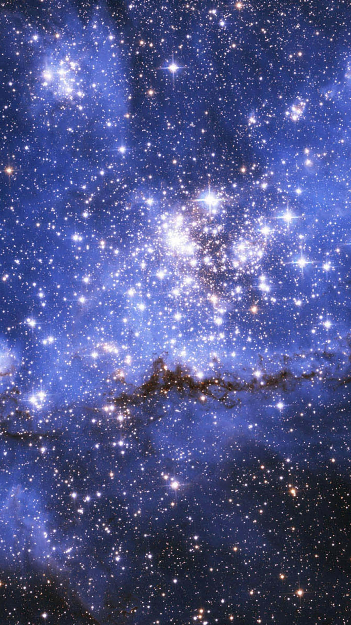 Stars 桌布 壁紙 — 令人嘆為觀止的密集星場景象，閃耀的白色恆星和發光的藍色星雲映襯著黑暗的宇宙背景。