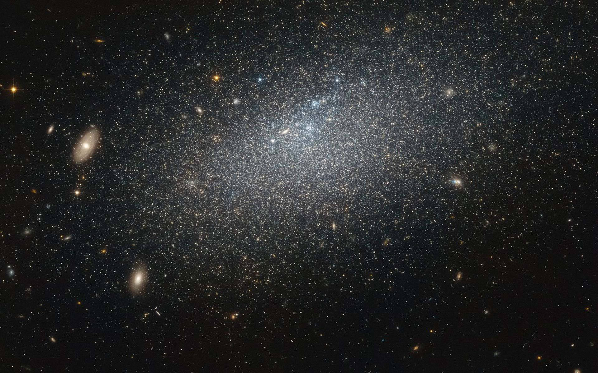 外太空 桌布 壁紙 — 令人嘆為觀止的密集星系團景象，在深邃的太空黑暗中閃爍著無數星辰。