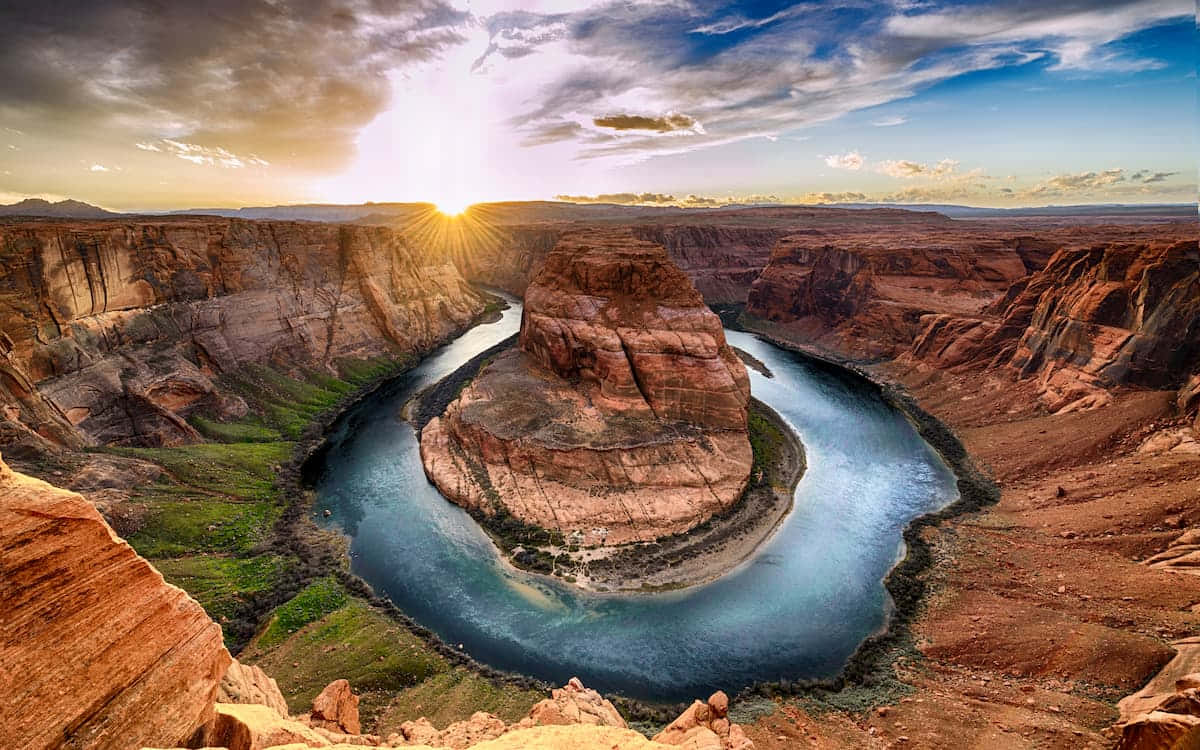 grand canyon 桌布 壁紙 — 令人嘆為觀止的日出照亮了蜿蜒穿過蹄鐵灣紅色岩石峽谷的科羅拉多河。