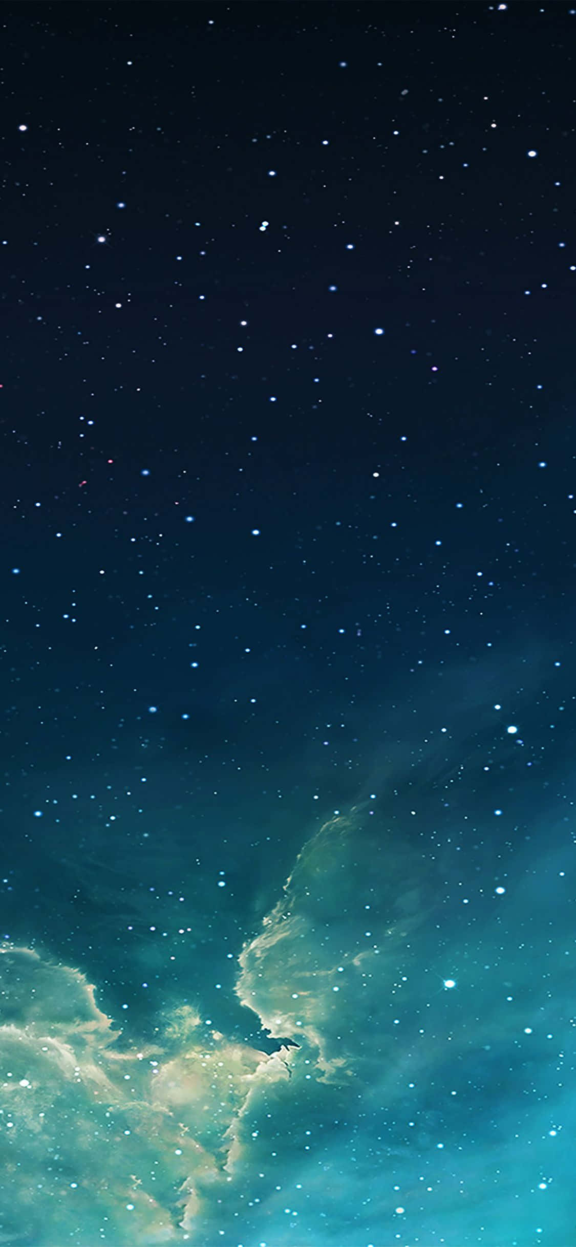 Galaxy Sky 桌布 壁紙 — 令人嘆為觀止的星空夜景，下方有發光的青綠色和藍色星雲雲團旋轉。
