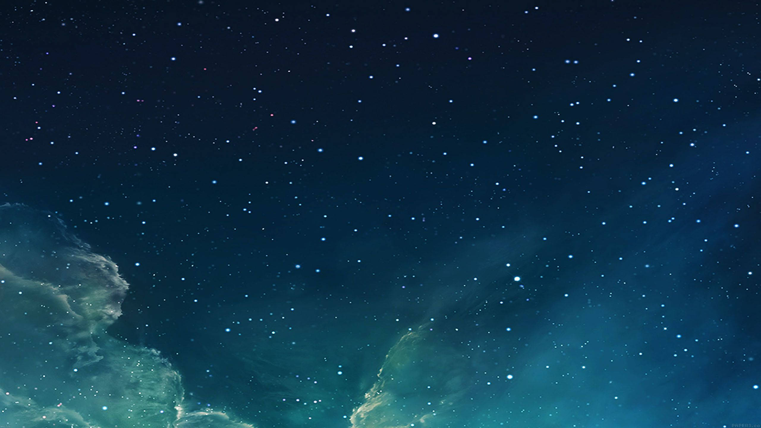 銀河 桌布 壁紙 — 令人嘆為觀止的星空夜景，帶有發光的星雲和縷縷雲彩，呈現深藍色和藍綠色調。