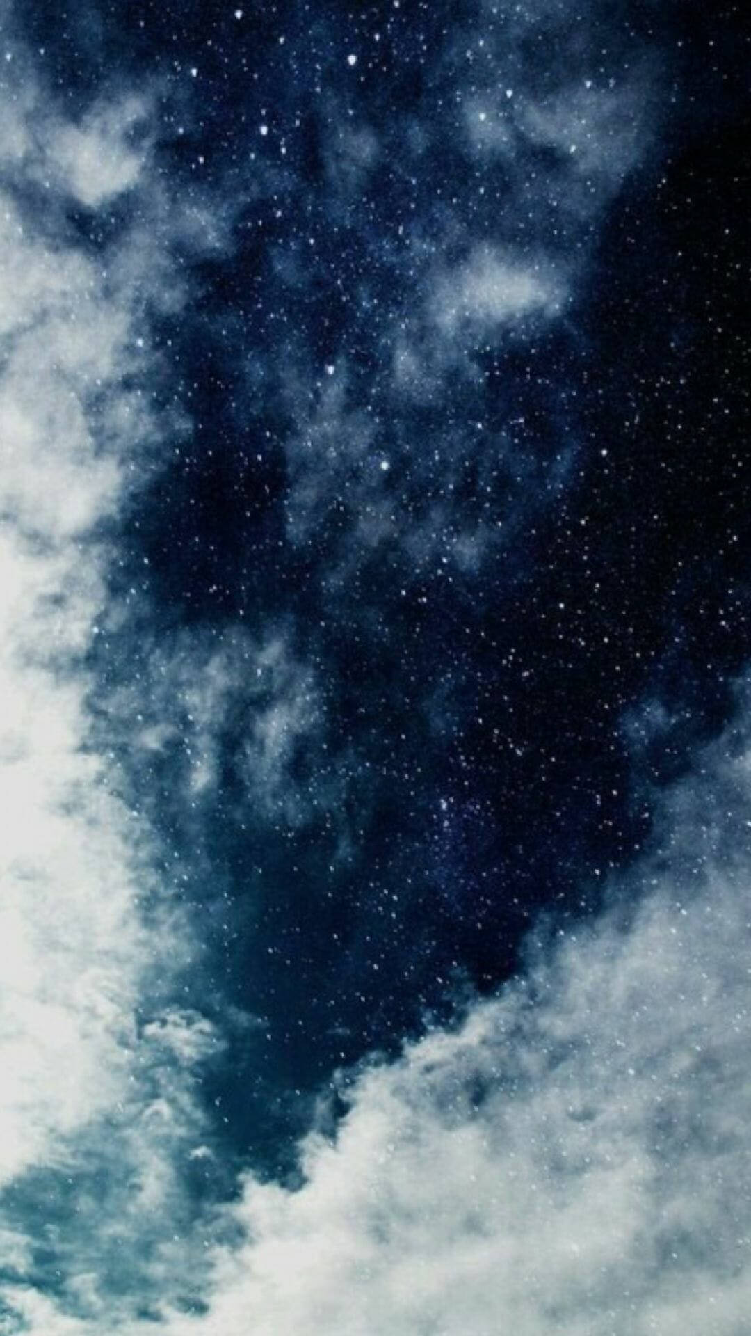Starry Night Sky 桌布 壁紙 — 令人嘆為觀止的星空夜景，漩渦狀的雲層在深靛藍和海軍藍色調中顯露出無數閃爍的星星。