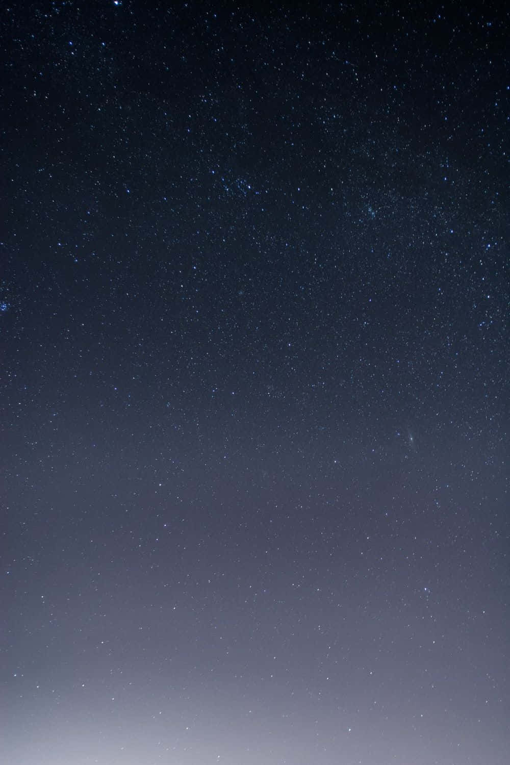 Dark Galaxy 桌布 壁紙 — 令人嘆為觀止的星空夜景，無數閃爍的星星點綴在深藍色漸變背景上。