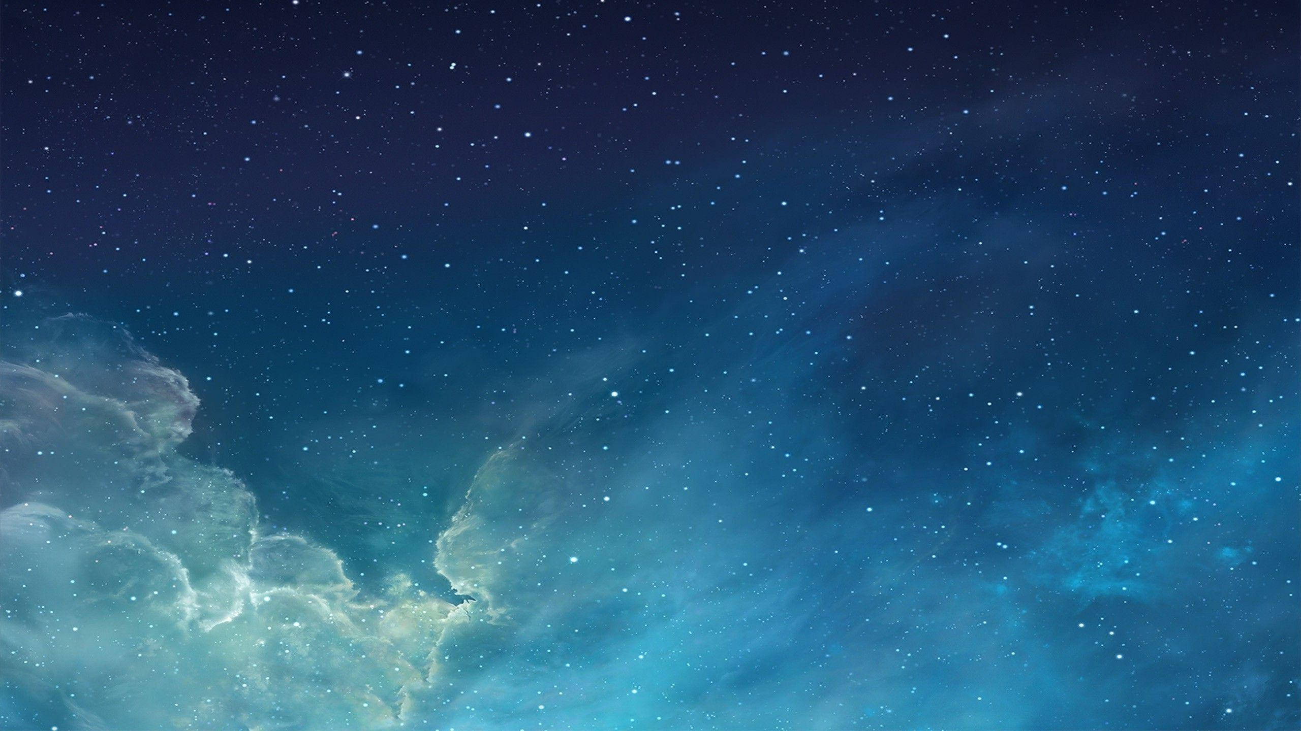 天空 桌布 壁紙 — 令人嘆為觀止的星空夜景，發光的藍色和藍綠色星雲在宇宙中旋轉。