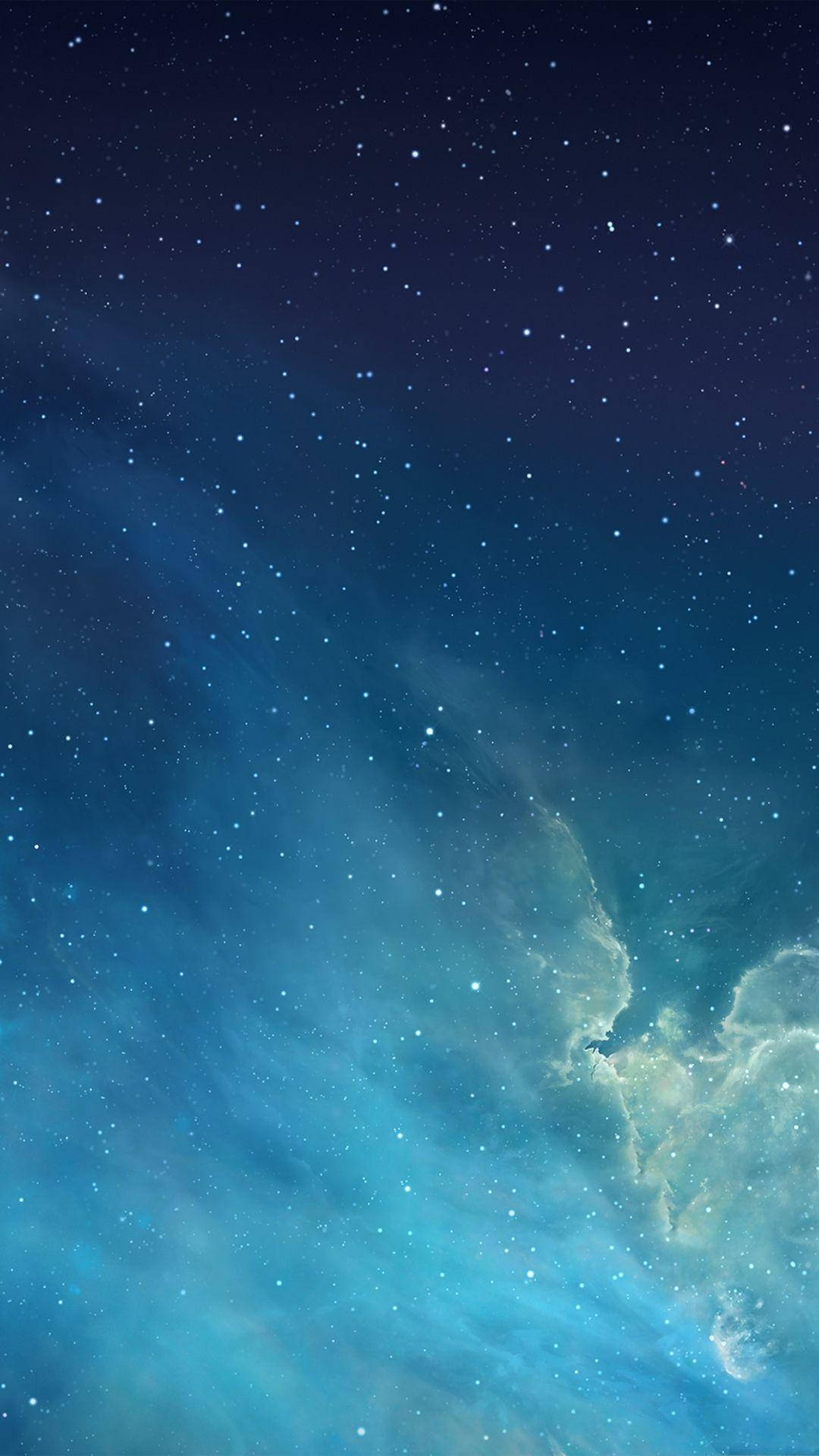 星空夜景，發光的藍色和藍綠色星雲在宇宙黑暗中旋轉。 — 酷炫鎖定螢幕 壁紙