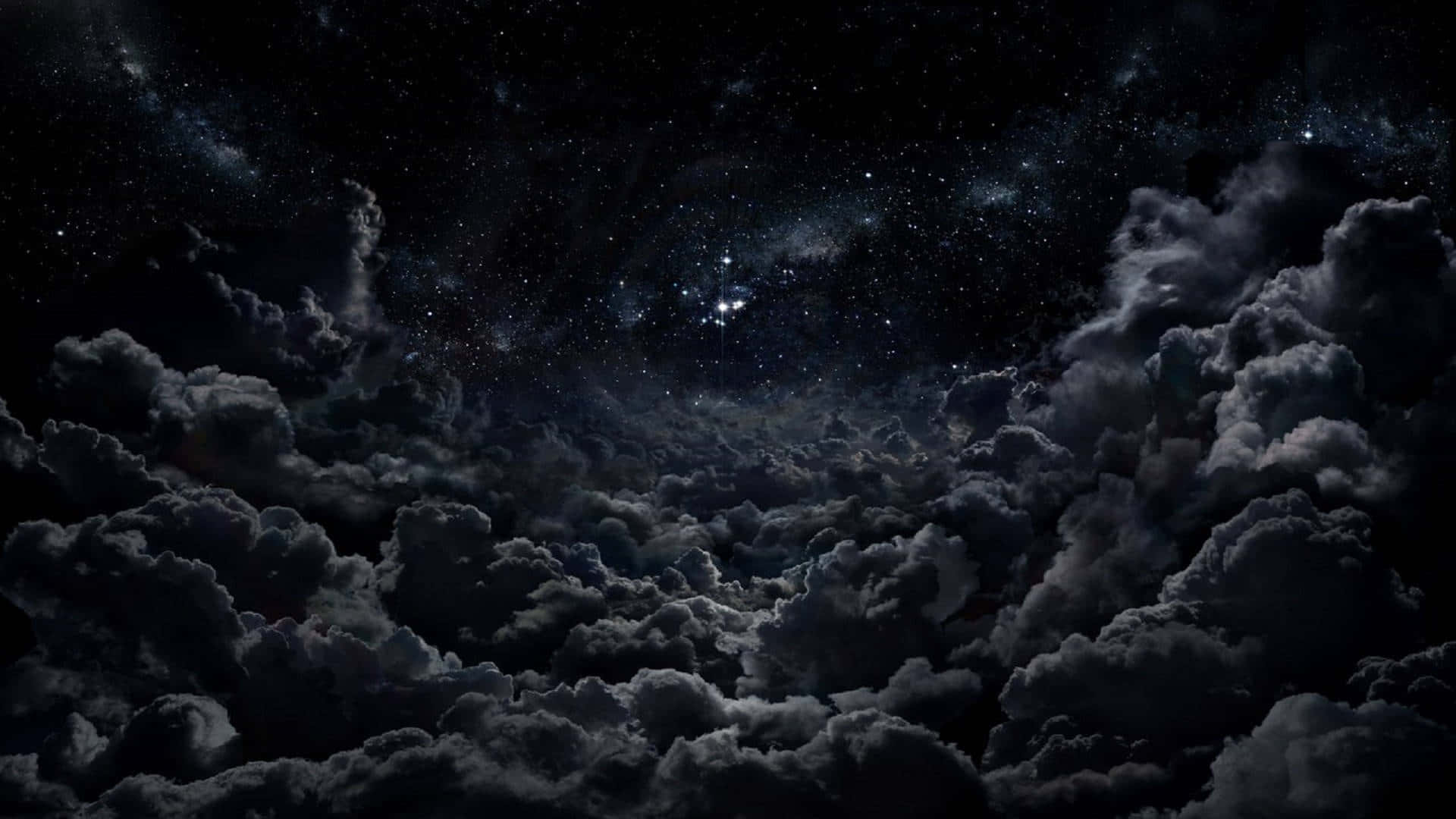 Cloudy Sky 桌布 壁紙 — 令人嘆為觀止的星空夜景，透過濃密烏雲窺視，上方有明亮的天體群發光。