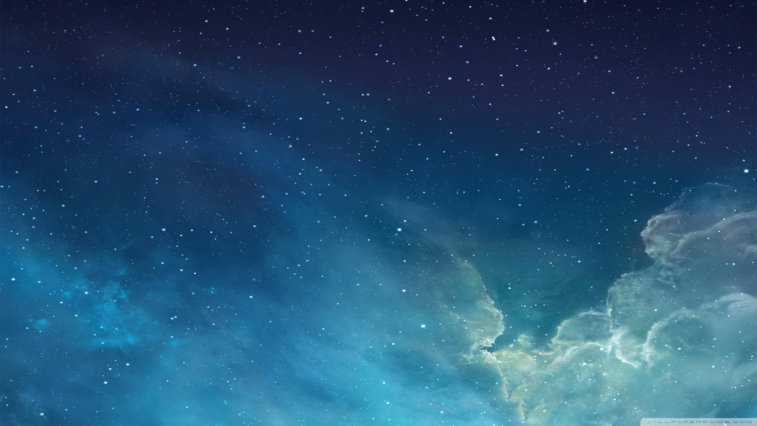 Aesthetic Blue 桌布 壁紙 — 令人嘆為觀止的星空夜景，閃爍的藍色星雲和縹緲的雲霧在宇宙中旋轉。