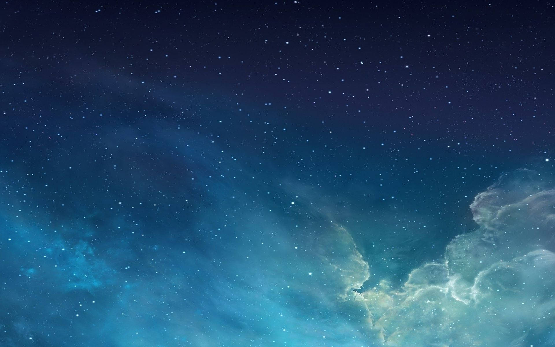 夜空 桌布 壁紙 — 令人嘆為觀止的星空夜景，閃爍的藍色星雲和縷縷雲霧在宇宙中飄蕩。